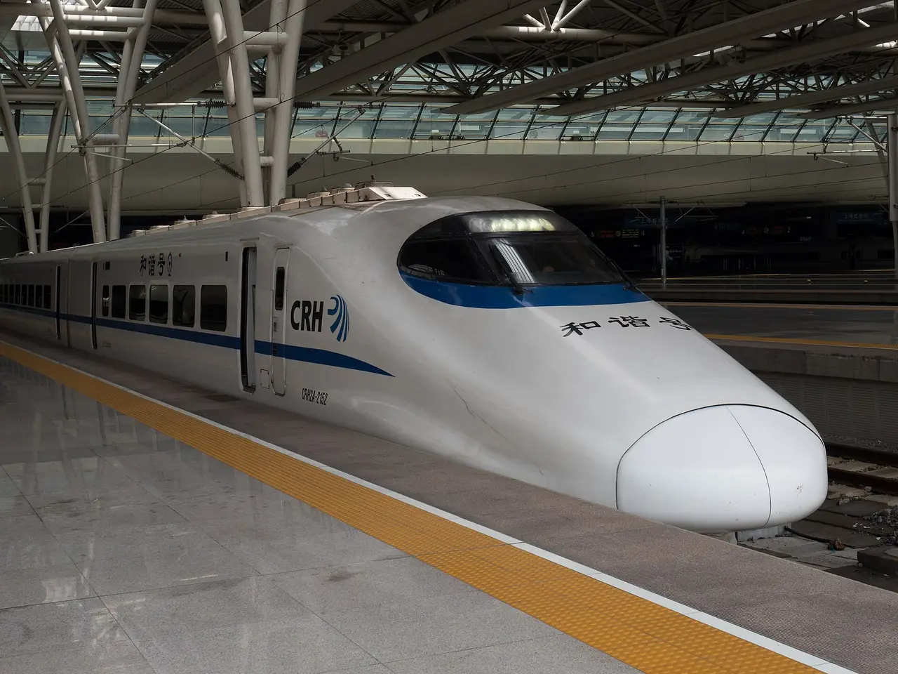 รถไฟความเร็วสูง CRH2 ที่สถานีหงเฉียว ภาพถ่ายโดย ermell