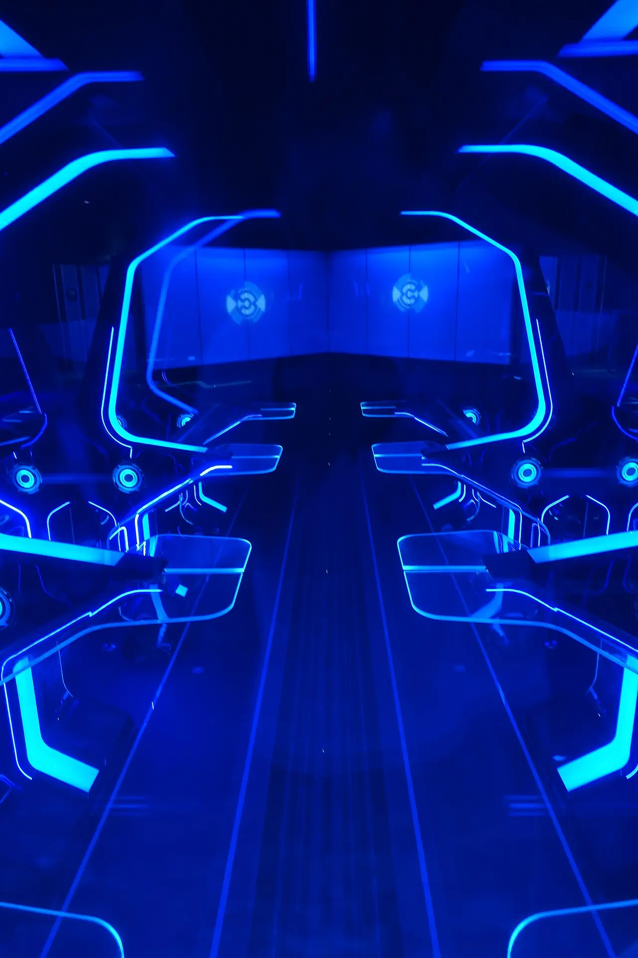 ทางเข้า TRON Lightcycle Power Run ในโซน Tomorrowland ภาพถ่ายโดย Jeremy Thompson