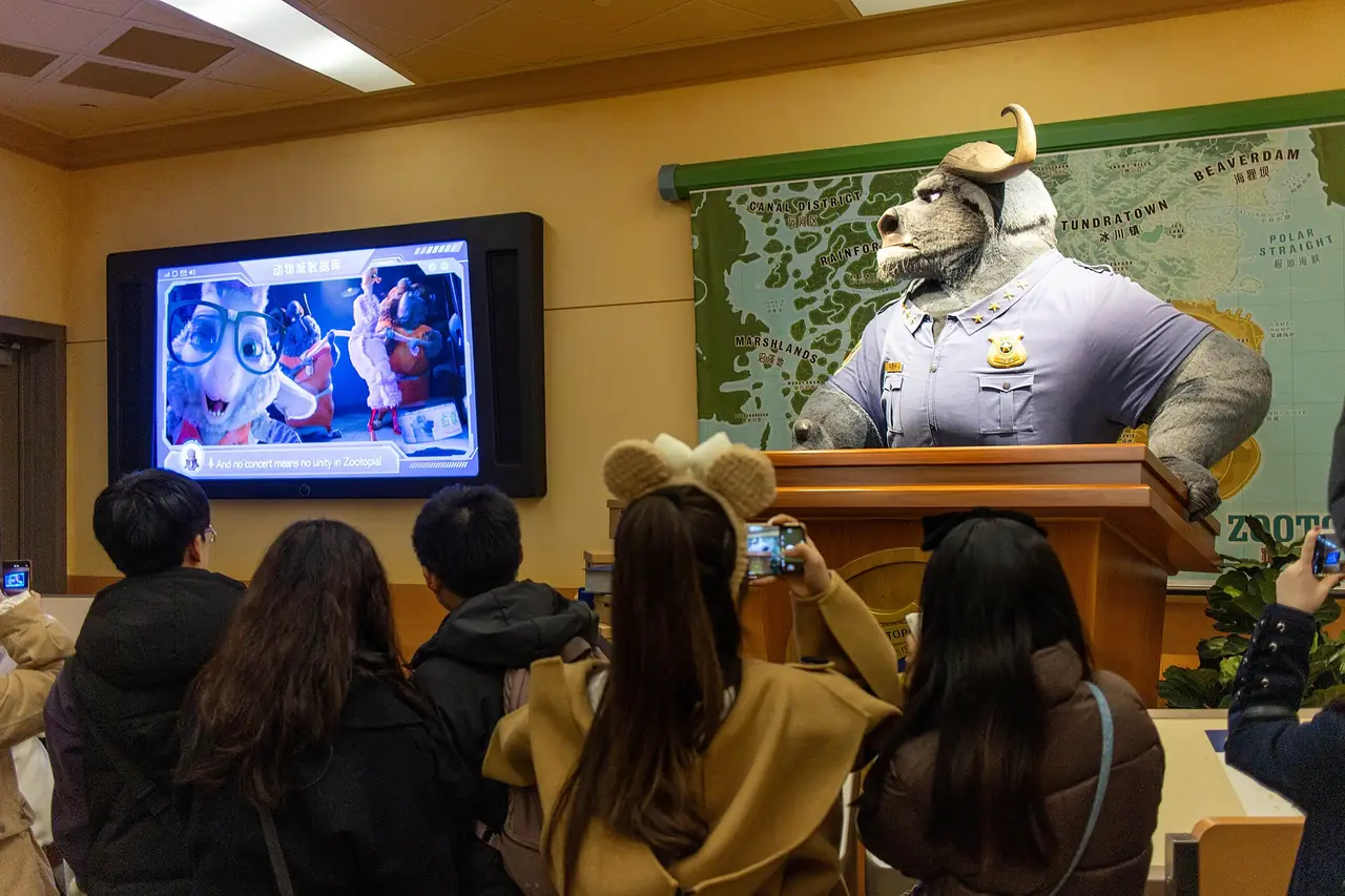 ห้องบรีฟก่อนขึ้น Zootopia: Hot Pursuit ภาพถ่ายโดย Memm
