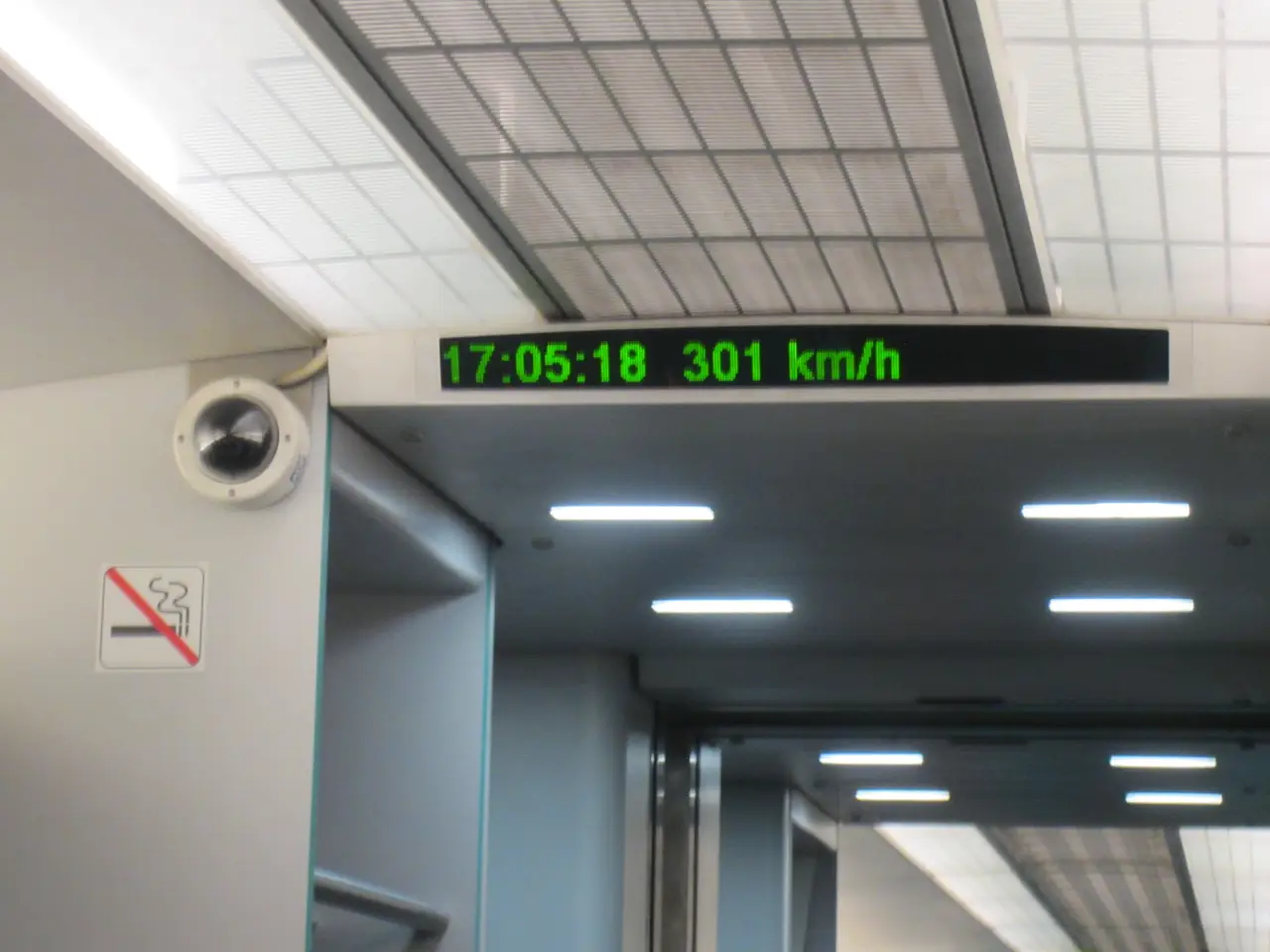 รถไฟแม็กเลฟเซี่ยงไฮ้ ธ.ค. 2558 ภาพถ่ายโดย Another Believer