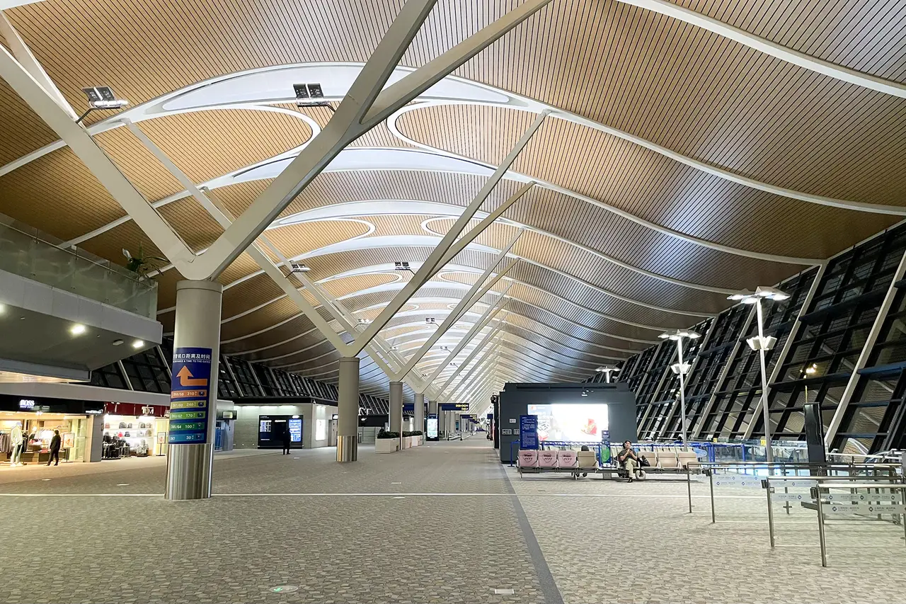 ภายในอาคาร 2 สนามบินผู่ตง ภาพถ่ายโดย Windmemories