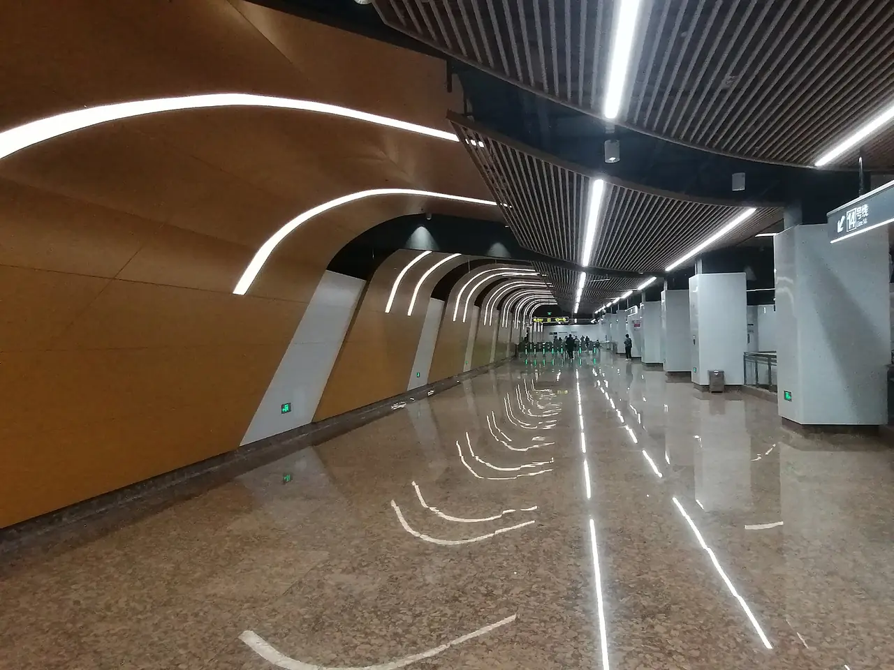 ชั้นโถงสถานีรถไฟฟ้าสาย 14 หลู่เจียจุ่ย ภาพถ่ายโดย SolidBlock