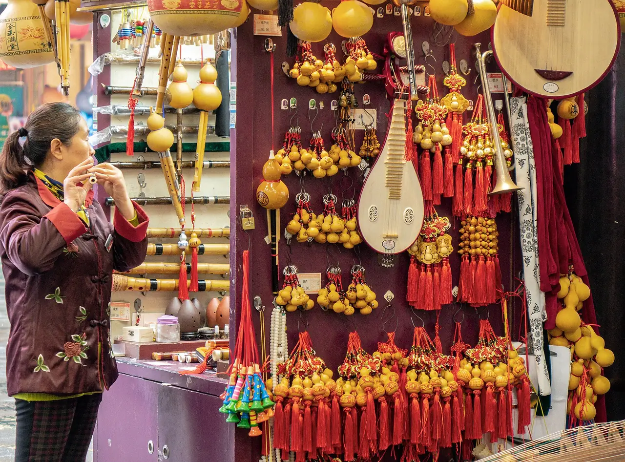 พ่อค้าในตลาดอวี้หยวนใกล้สวนอวี้หยวน ภาพถ่ายโดย Peter K Burian