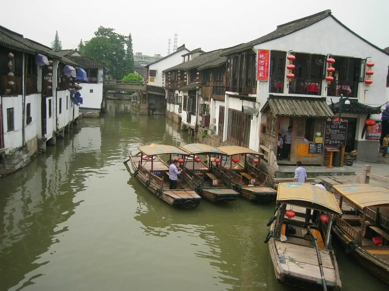 ท่าเช่าเรือในจูเจียเจี่ยว ภาพถ่ายโดย Anna Frodesiak