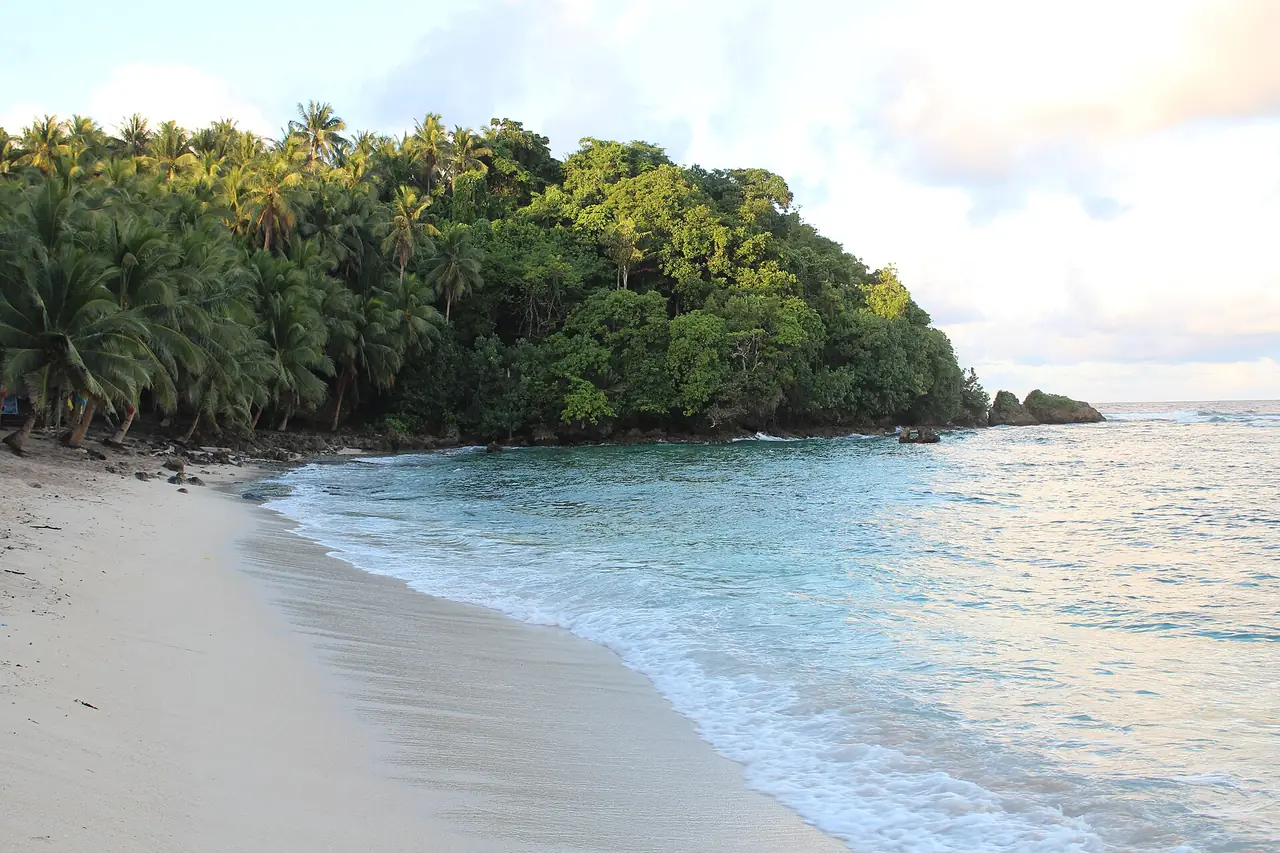 หาด Magpupungko ตอนน้ำขึ้นสูง สระหินจมอยู่ใต้น้ำ (ภาพบรรยากาศ)