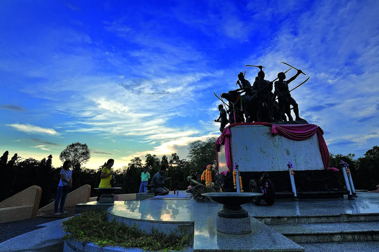 อนุสาวรีย์วีรชนบางระจันยามเย็น มีผู้มาสักการะบริเวณลานด้านหน้า