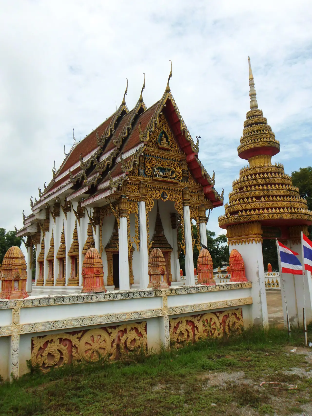 ศาลาโบสถ์และเจดีย์ที่วัดพระปรางค์ อำเภอบางระจัน สิงห์บุรี