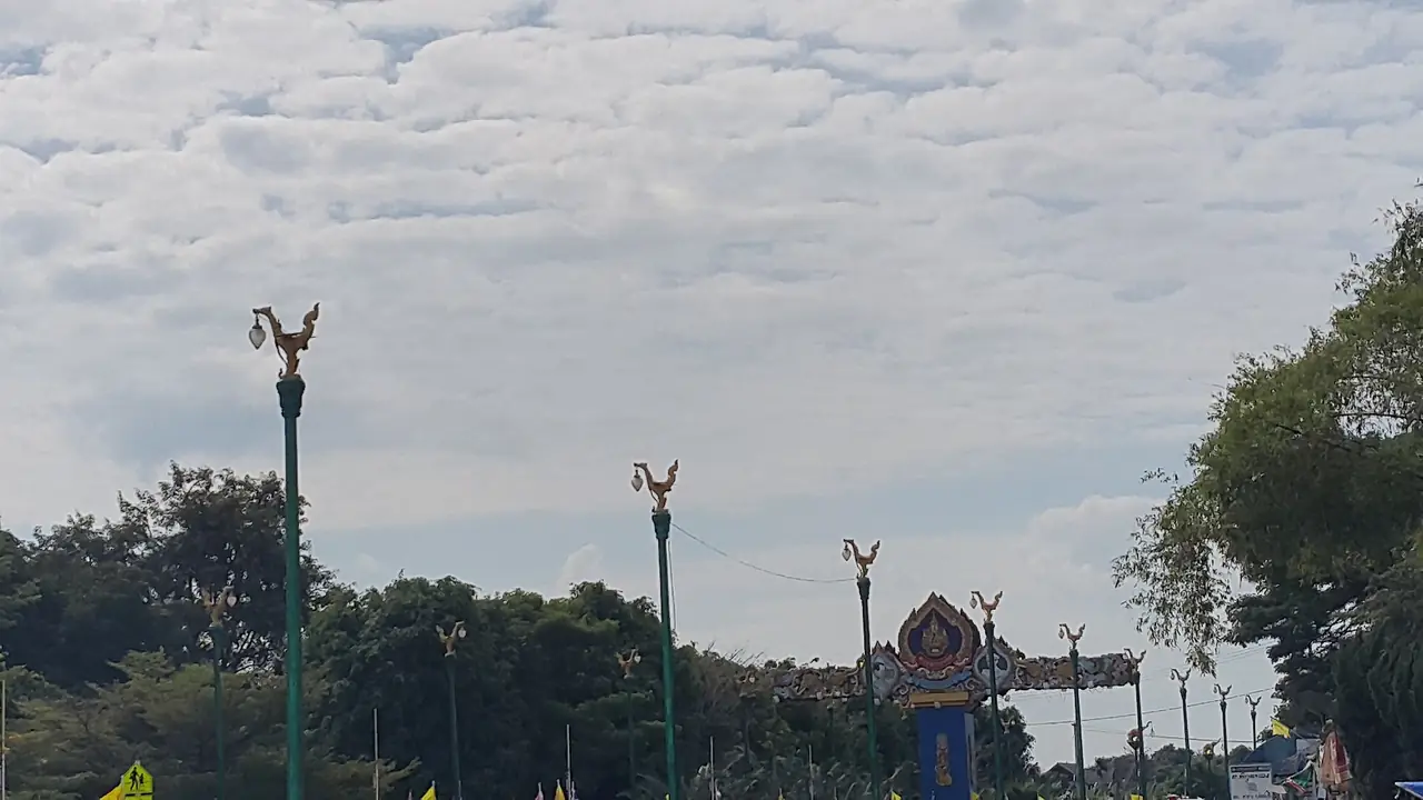 วัดพิกุลทอง พระอารามหลวง สิงห์บุรี ภาพของ Chainwit. จาก Wikimedia Commons ใบอนุญาต CC BY 4.0 ชื่อไฟล์ระบุวัดพิกุลทอง พระอารามหลวง ภาพปี 2015