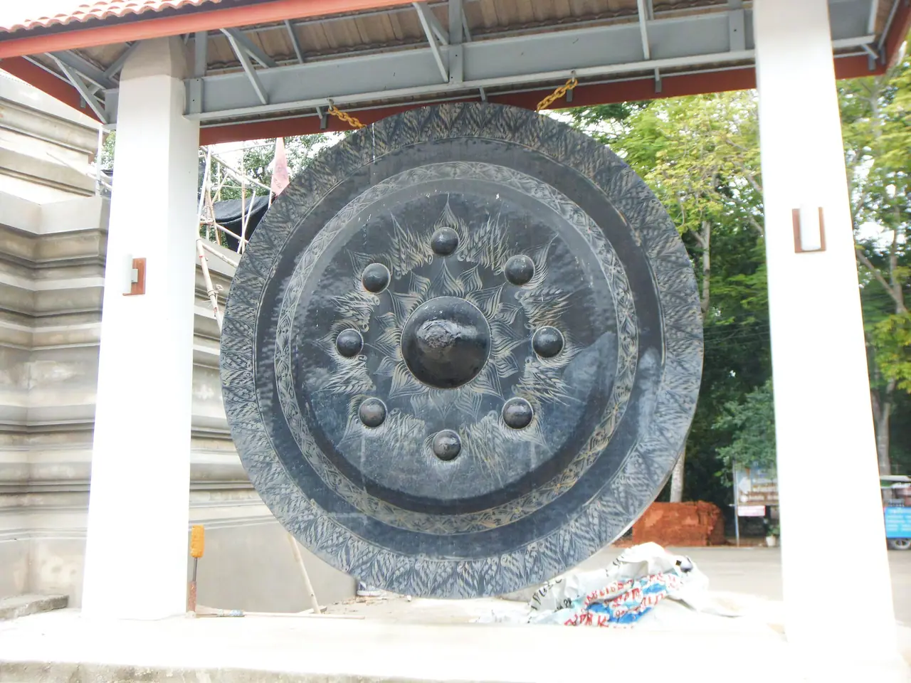 วัดโพธิ์เก้าต้น อำเภอค่ายบางระจัน ภาพของ กสิณธร ราชโอรส จาก Wikimedia Commons ใบอนุญาต CC BY-SA 4.0 ชื่อไฟล์ระบุวัดโพธิ์เก้าต้น อ.ค่ายบางระจัน