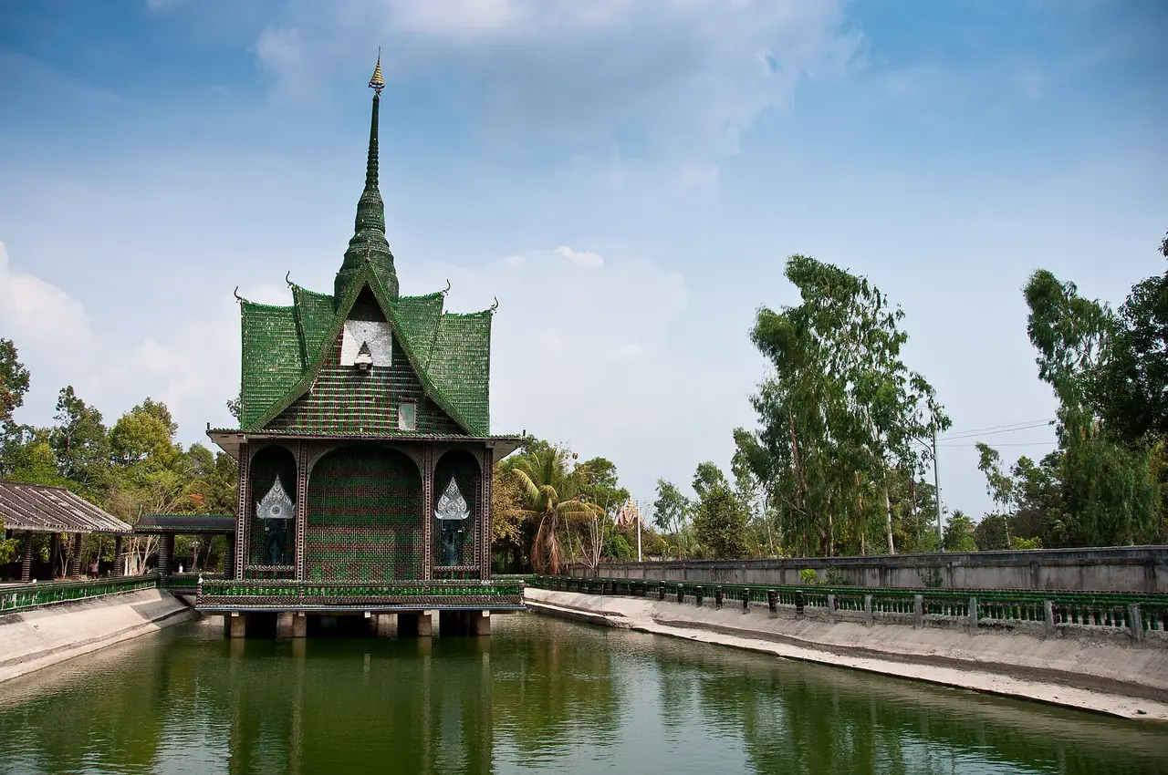 ภาพศรีสะเกษ: เมืองปราสาทขอมและวัดจากขวดแก้วในอีสานใต้ ที่ต้องเช็กข่าวชายแดนก่อนไปทุกครั้ง