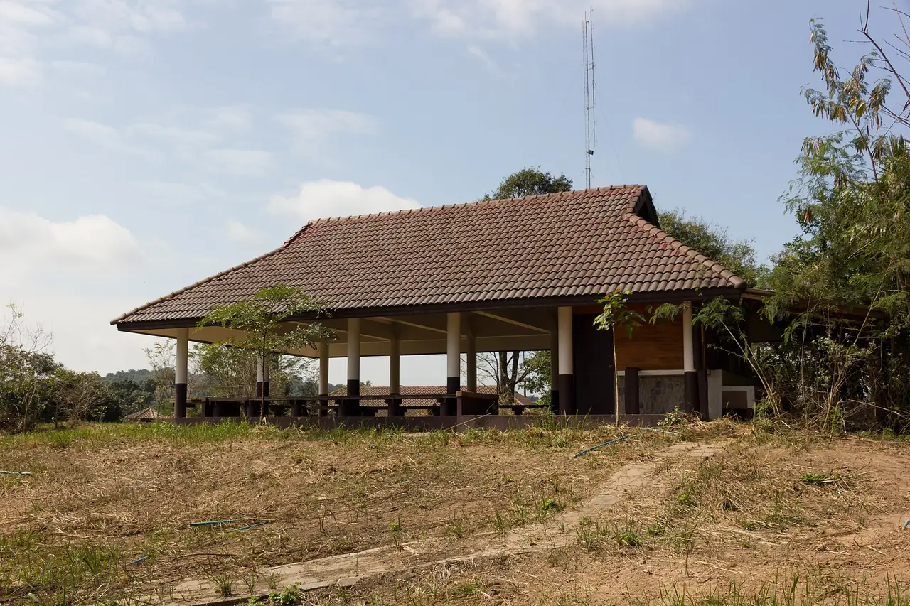 ศาลาโล่งในพื้นที่อุทยานแห่งชาติเขาพระวิหาร จากไฟล์ในคอมมอนส์