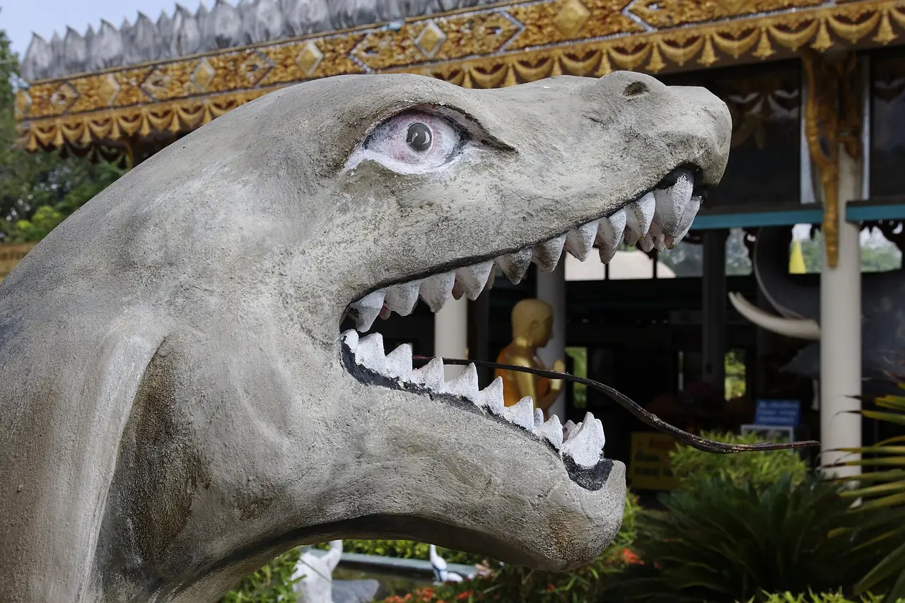 ประติมากรรมหัวสัตว์ในสวนของวัดพระธาตุเรืองรอง