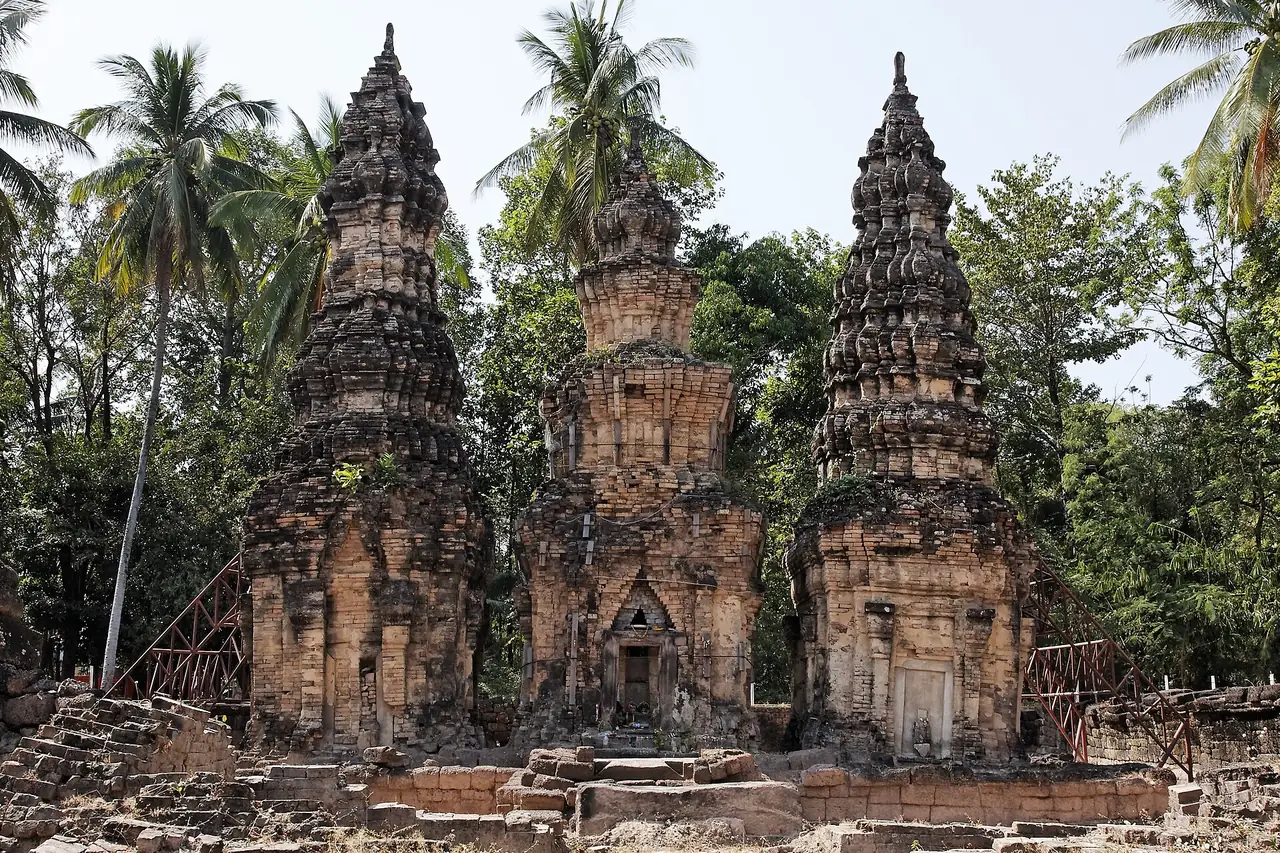ปราสาทบ้านปราสาท (บ้านทาด) ประเทศไทย ภาพของ Ddalbiez ใบอนุญาต CC BY-SA 3.0 คอมมอนส์ใช้ชื่อสถานที่เป็นบ้านทาด ไม่ได้ระบุปีที่ถ่าย