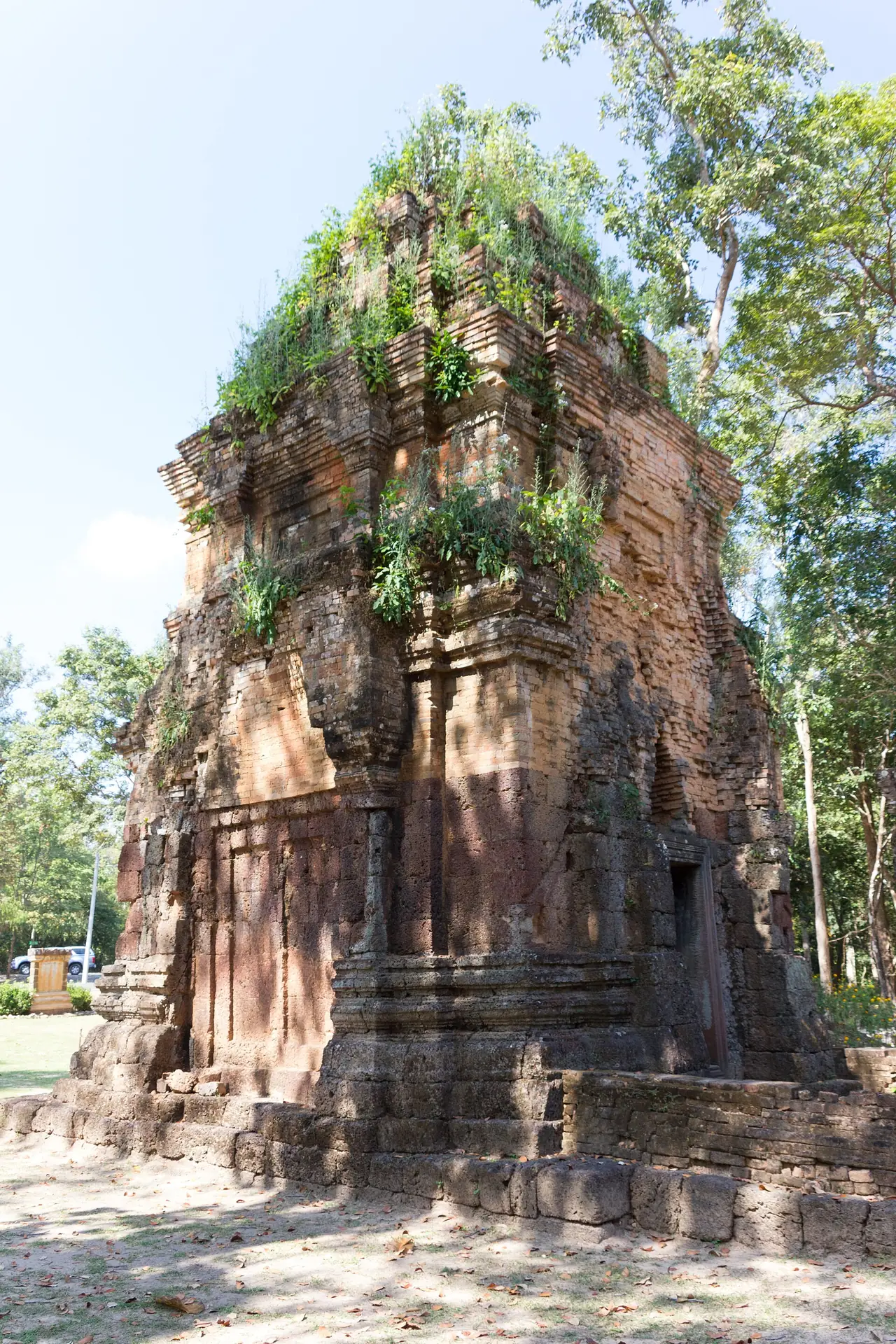 ซากปราสาทโดนตวล (Don Tuan Khmer Ruins) ตามคำบรรยายคอมมอนส์ ภาพของ Markus G. Klötzer ใบอนุญาต CC BY-SA 4.0 คอมมอนส์ไม่ได้ระบุวันถ่ายภาพ
