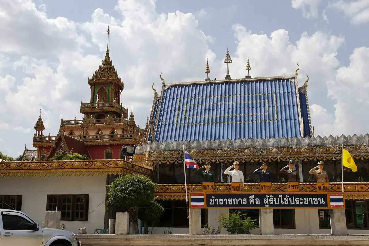 ภาพประกอบ ศรีสะเกษ: เที่ยวเมืองศรีสะเกษ พระธาตุเรืองรอง หลวงพ่อโต เทศกาล