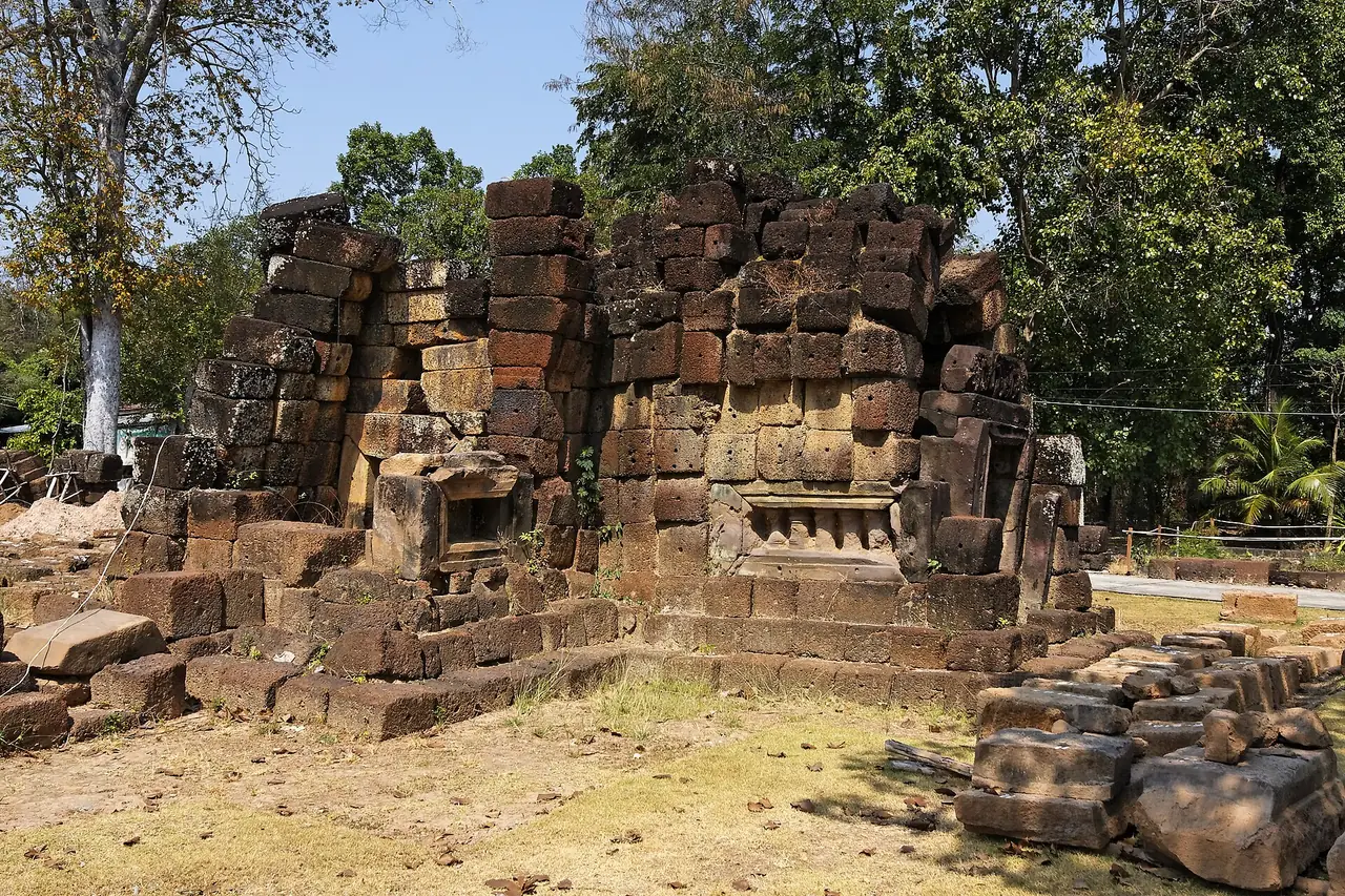 ปราสาทสระกำแพงน้อย ประเทศไทย ภาพของ Ddalbiez ใบอนุญาต CC BY-SA 3.0 คอมมอนส์ระบุแค่ชื่อสถานที่