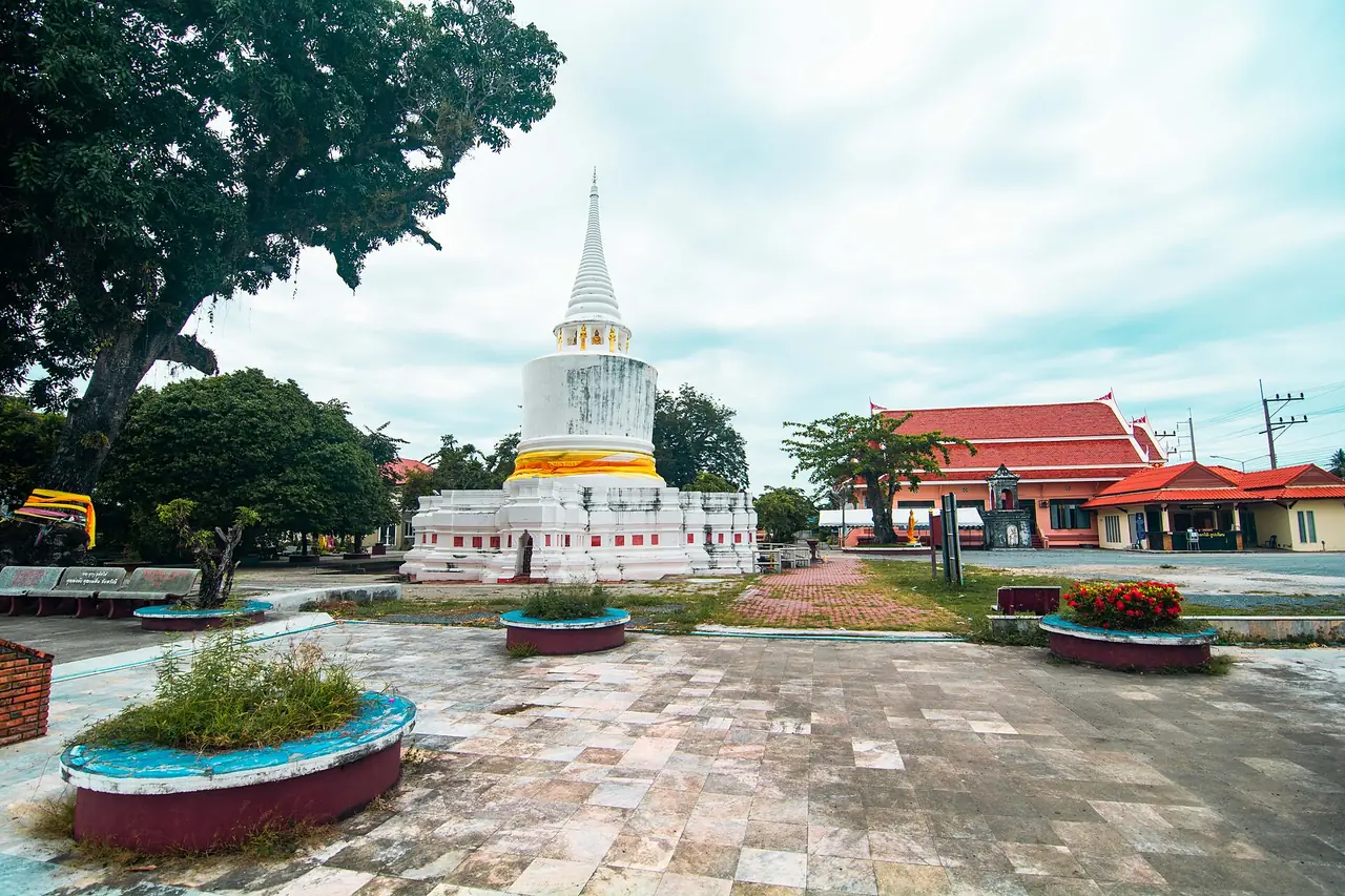 เจดีย์ขาวและวิหารในวัดที่ติดป้ายว่าวัดจะทิ้งพระ จังหวัดสงขลา ภาพประกอบจากคอมมอนส์ ถ่ายโดย Oisamu ใบอนุญาต CC BY-SA 4.0 Commons