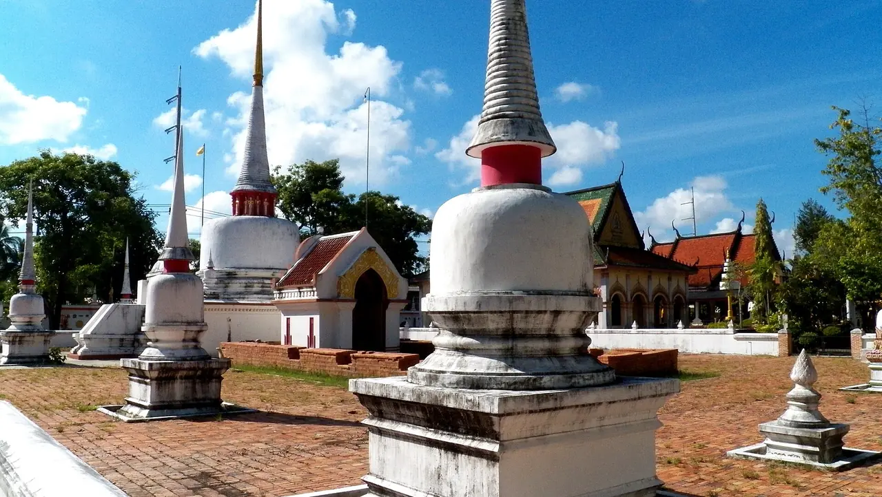 กลุ่มเจดีย์สีขาวในวัดที่คอมมอนส์ระบุชื่อวัดเจดีย์งาม จังหวัดสงขลา ภาพประกอบ ถ่ายโดย Tunyakamon ใบอนุญาต CC BY-SA 3.0 Commons