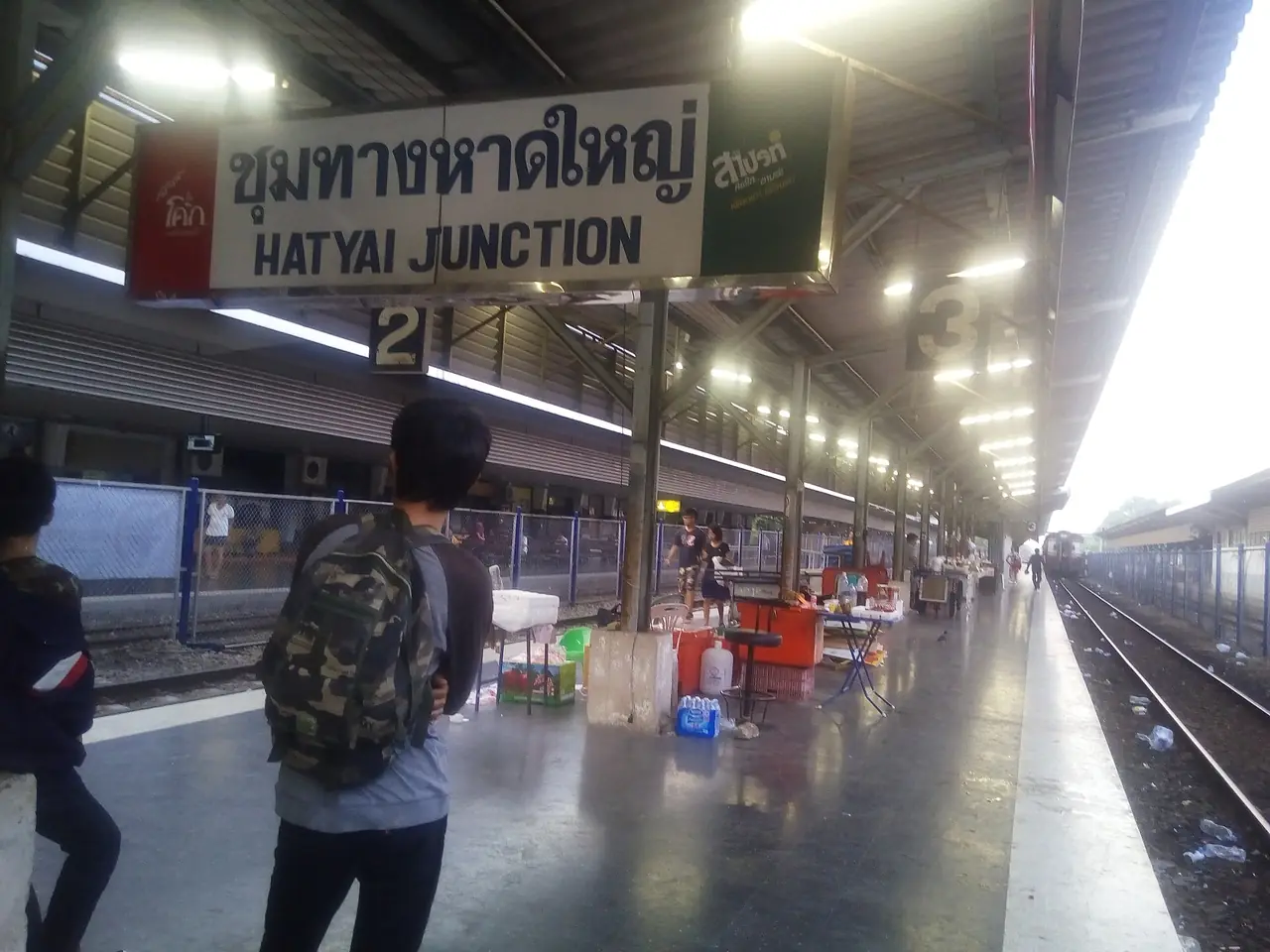 สถานีรถไฟชุมทางหาดใหญ่ ภาพของ Fuwuyuan จาก Wikimedia Commons ใบอนุญาต CC BY-SA 4.0 Commons