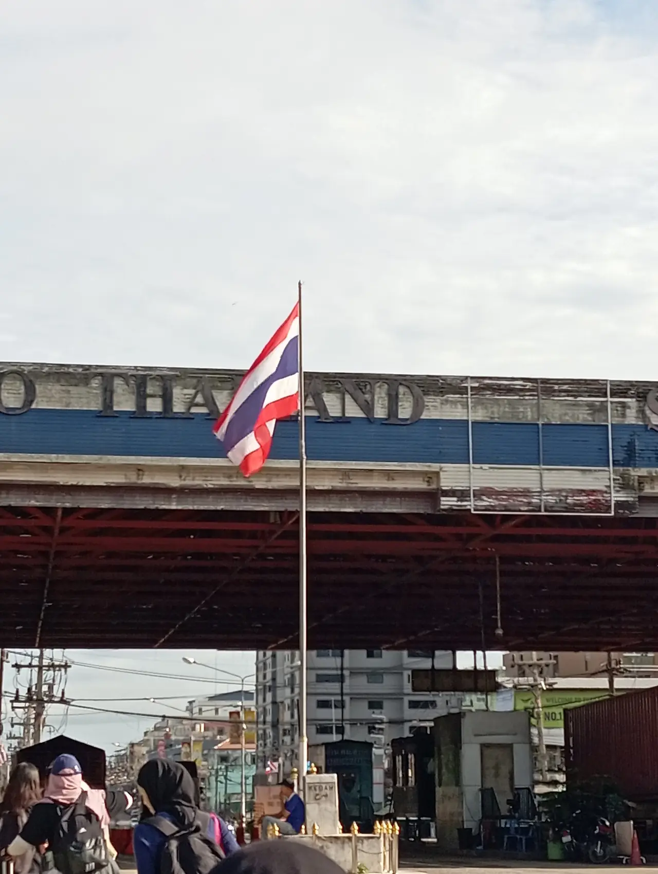ป้ายด้านประเทศไทยที่ด่านพรมแดนสะเดา ชื่อไฟล์ระบุปี 2568 ภาพประกอบ ถ่ายโดย Song GK ใบอนุญาต CC BY 4.0 Commons