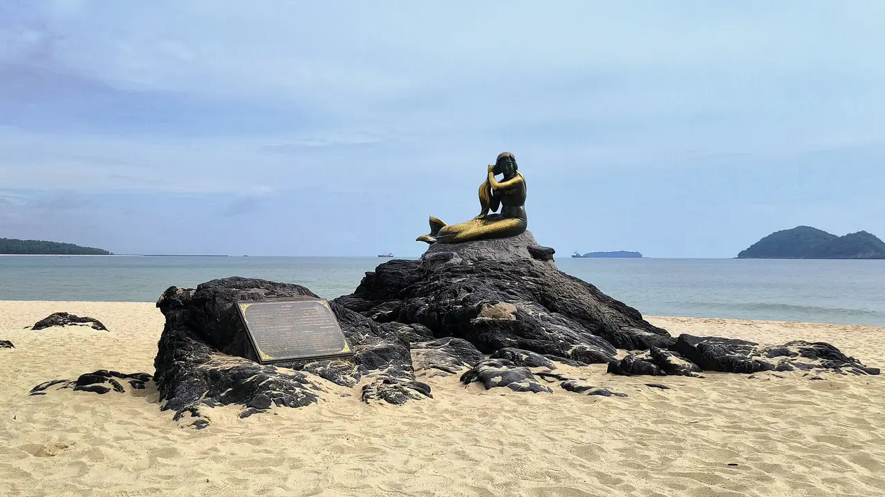 ภาพสงขลา: เมืองท่าเก่าที่มีหาดนางเงือก เมืองเก่าเต็มไปด้วยภาพจิตรกรรมฝาผนัง และทะเลสาบที่ใหญ่ที่สุดในไทย