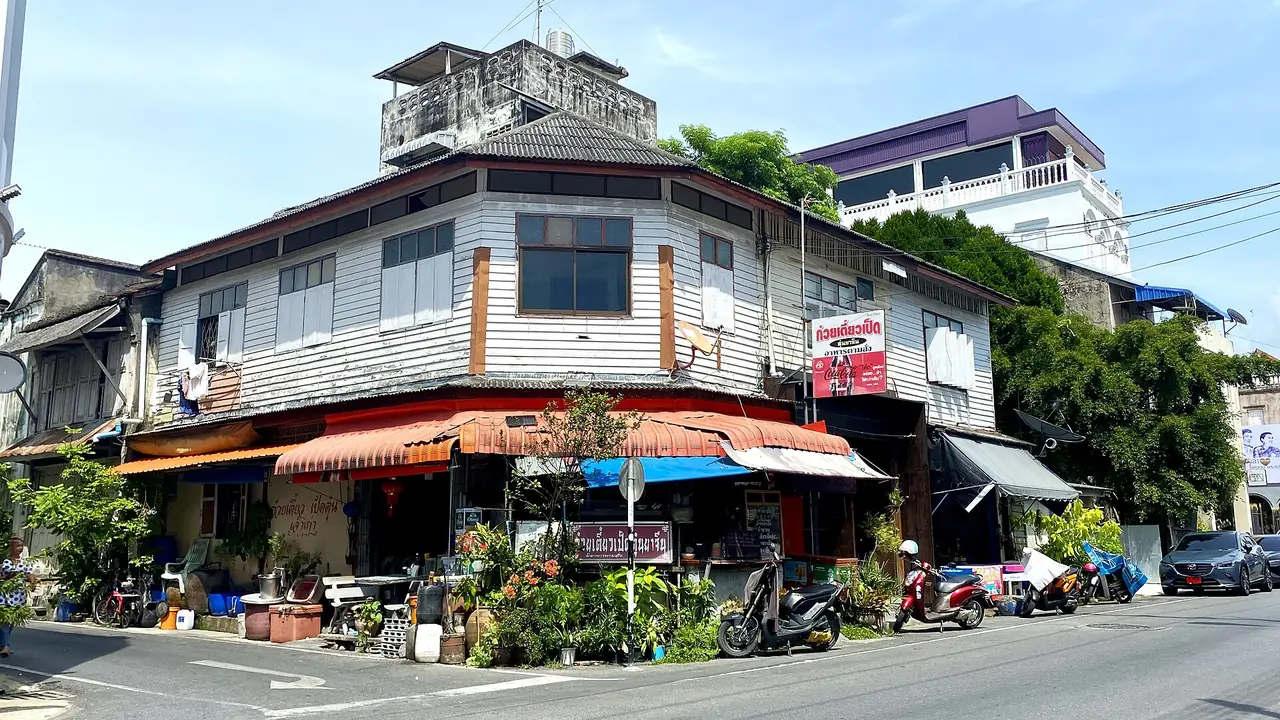 ตึกแถวตรงหัวมุมถนนในเมืองเก่าสงขลา