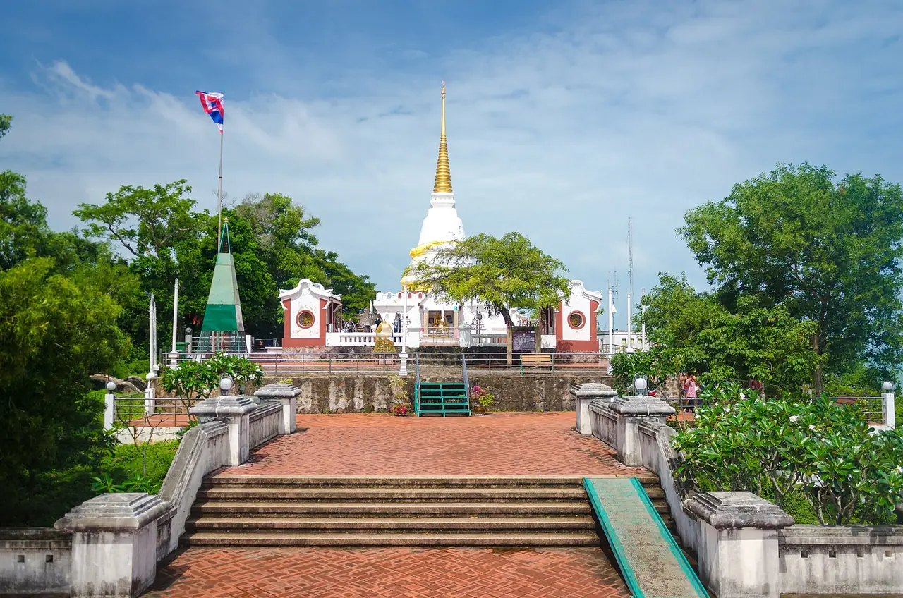 พระเจดีย์สีขาวและบันไดอิฐบนยอดเขาตังกวน