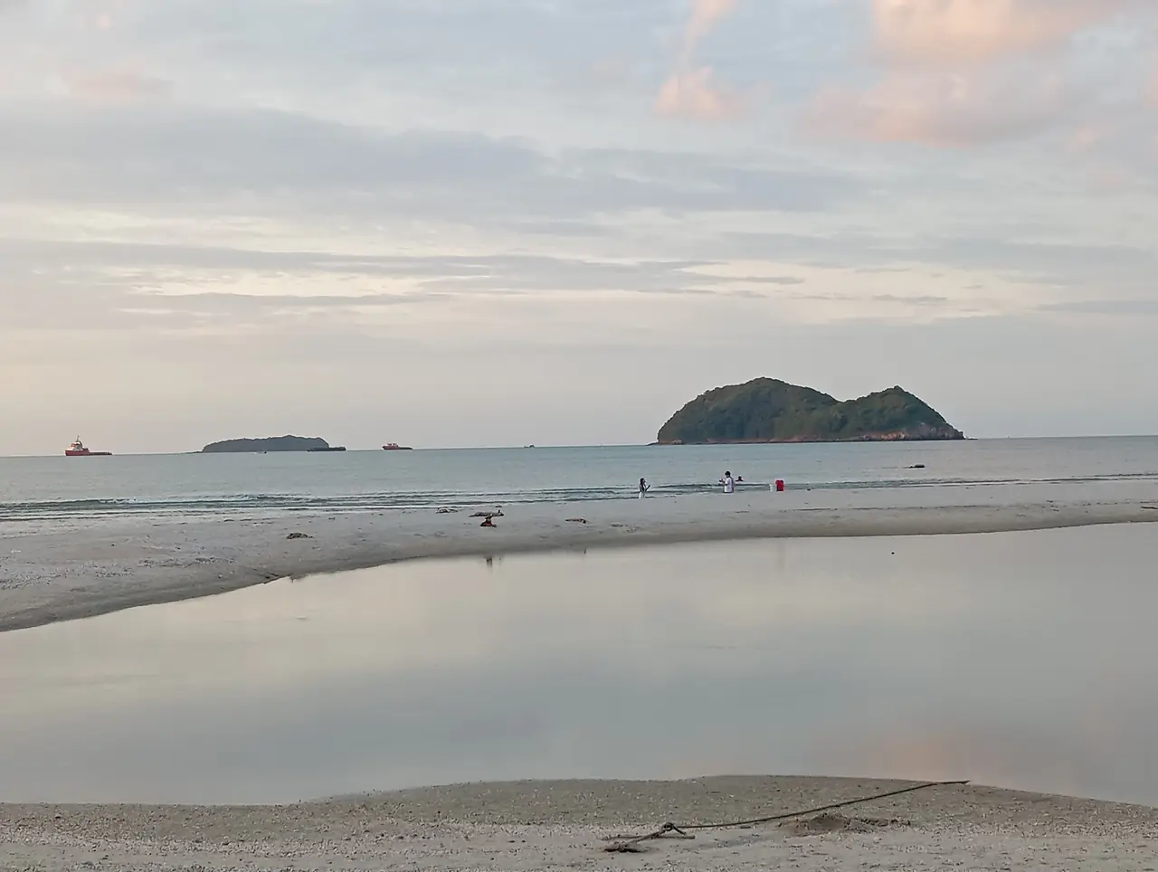 หาดทรายและเกาะนอกชายฝั่งที่หาดสมิหลายามเย็น