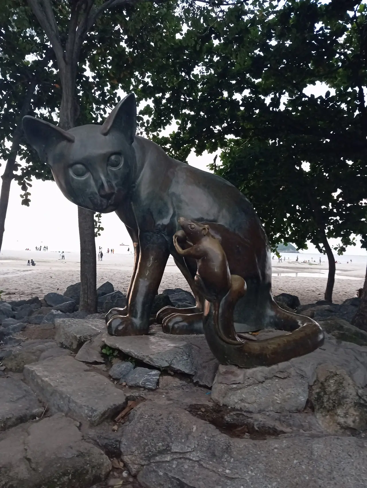 รูปปั้นแมวและหนูที่หาดสมิหลา ภาพของ Song GK จาก Wikimedia Commons (CC BY 4.0)