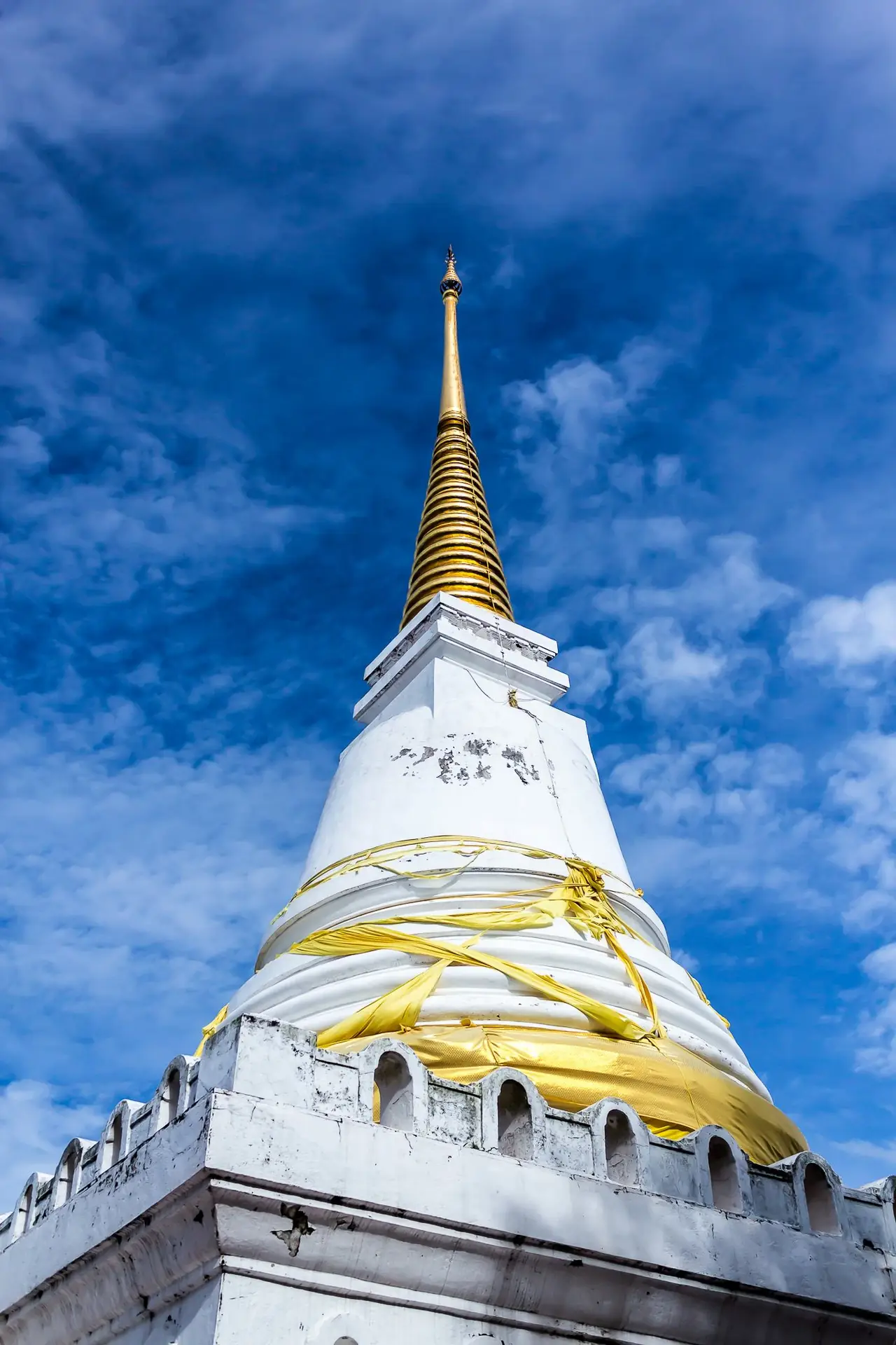 รูปพระเจดีย์บนเขาตังกวน สงขลา ภาพของ IPhi044 จาก Wikimedia Commons (CC BY-SA 3.0)