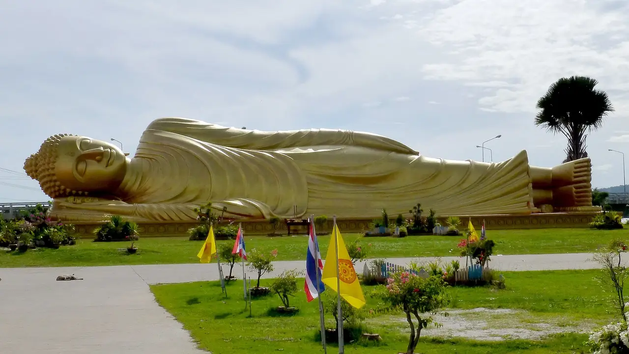 พระนอนที่วัดพระนอนแหลมพ้อ เกาะยอ ภาพของ Photo Dharma from Penang จาก Wikimedia Commons (CC BY 2.0)