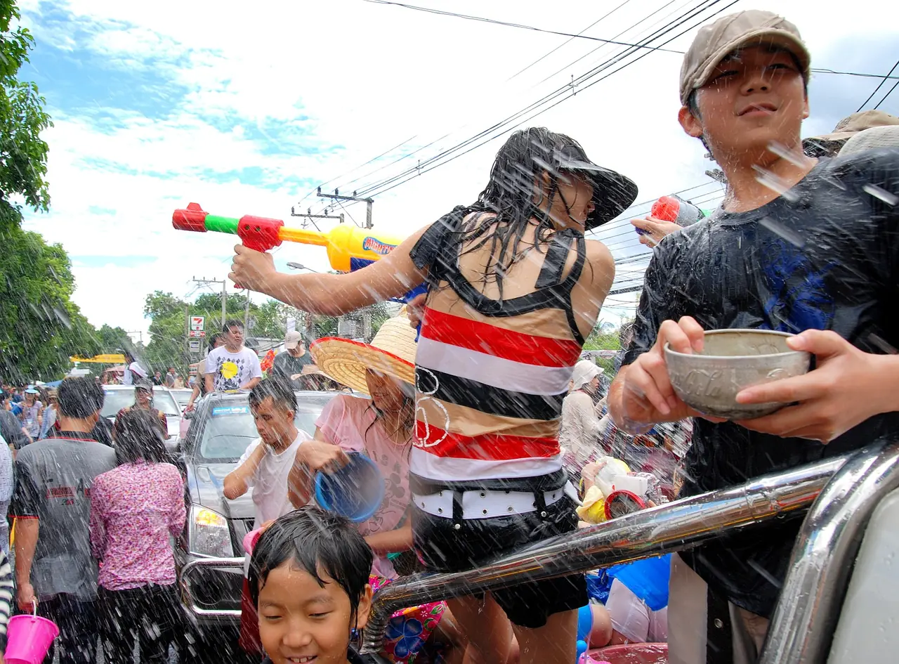 ภาพประกอบ ประเทศไทย: สงกรานต์ 2570: วันที่ ไปเล่นน้ำที่ไหน และข้อควรรู้