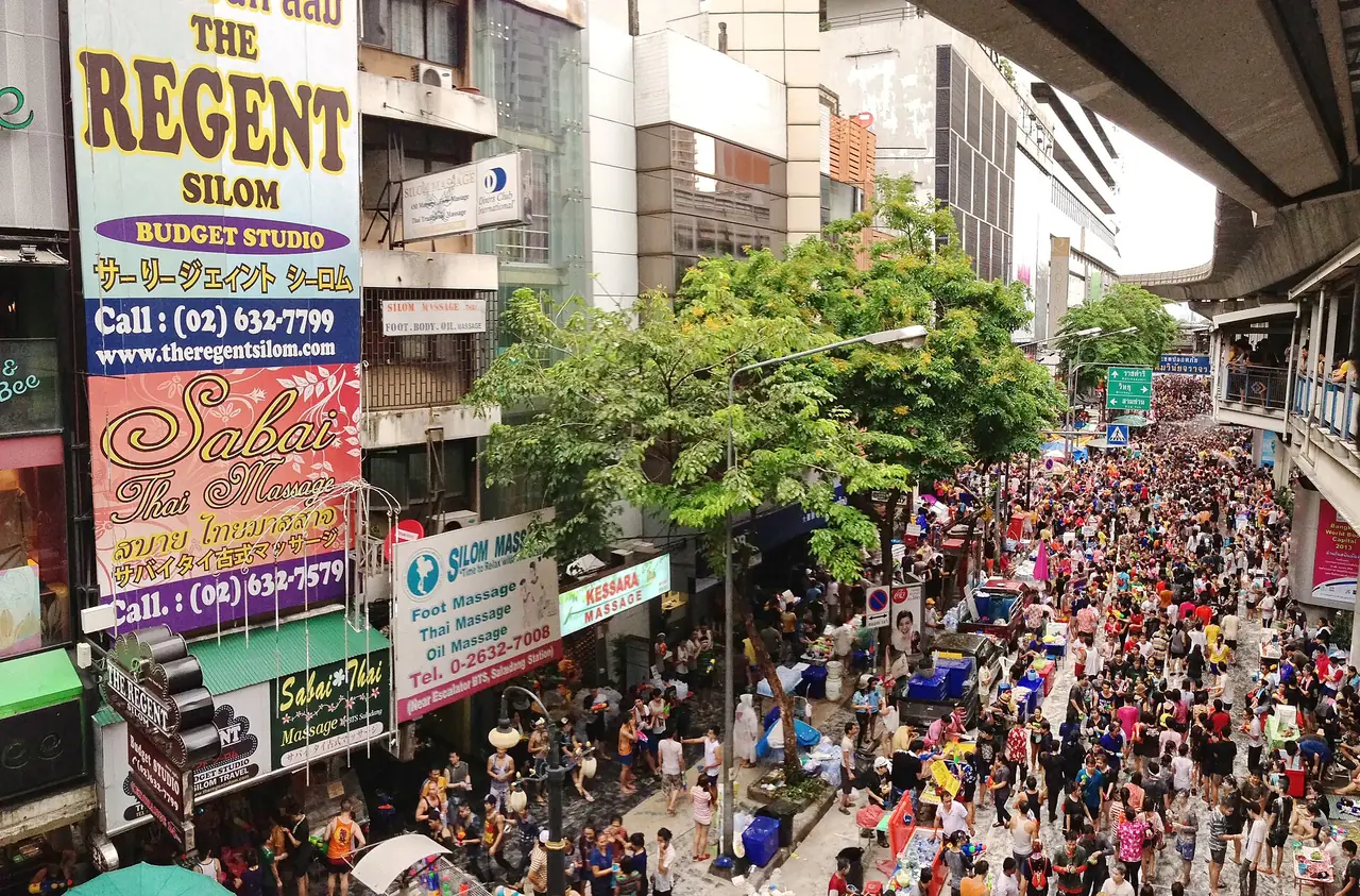 ผู้คนเล่นน้ำสงกรานต์บนถนนสีลม กรุงเทพฯ (ภาพจากปีก่อน)
