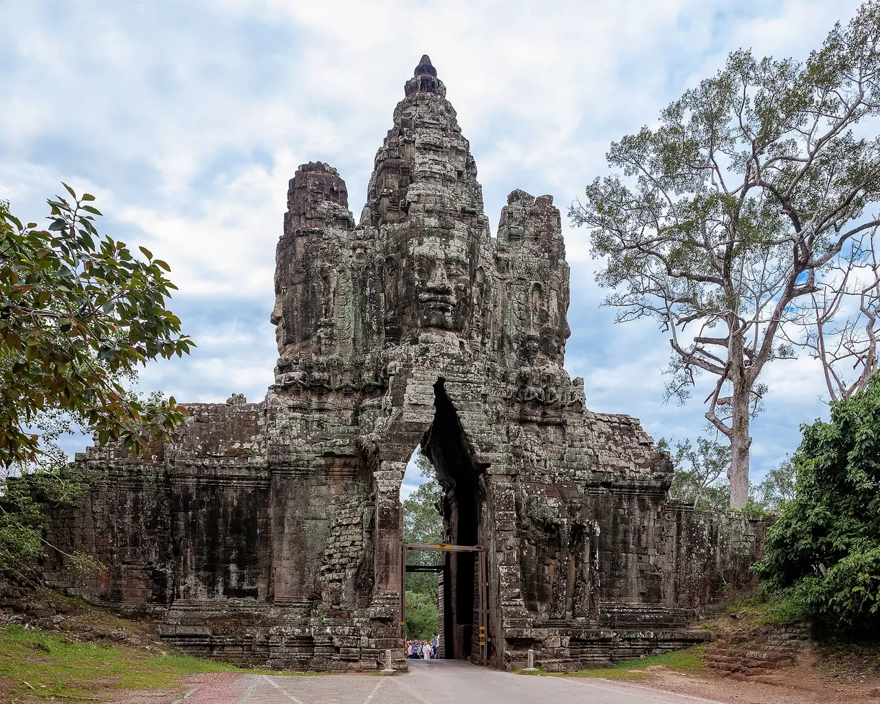 ประตูทางใต้ของนครธม ซึ่งอยู่ในอุทยานที่ต้องใช้บัตร