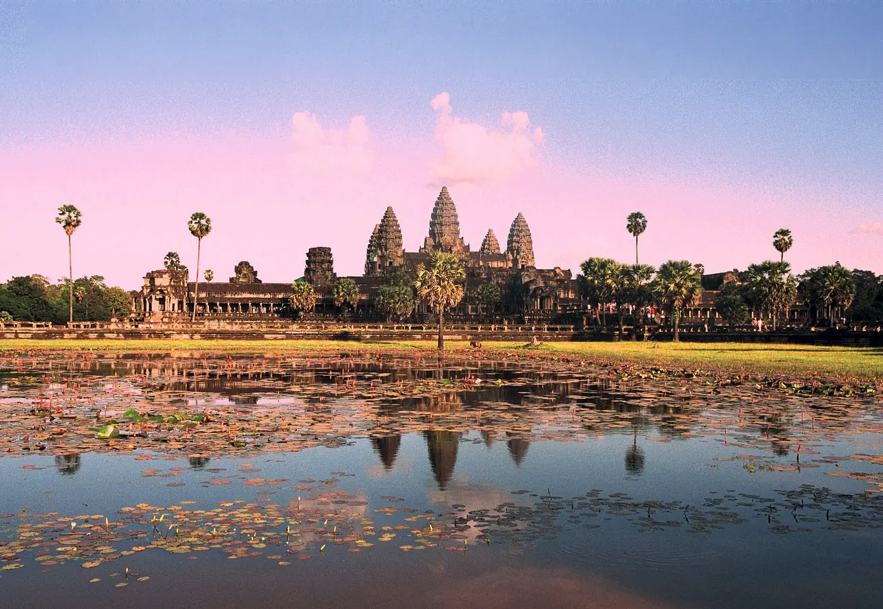 นครวัดมองจากสระบัวด้านเหนือ