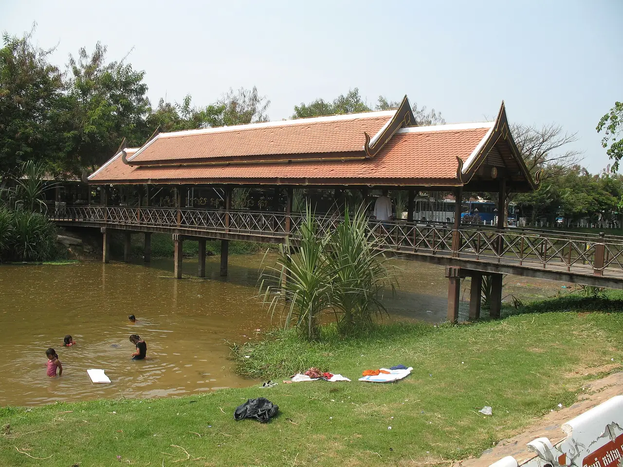 สะพานไม้มีหลังคาข้ามแม่น้ำเสียมเรียบ ใกล้ตลาดเก่า