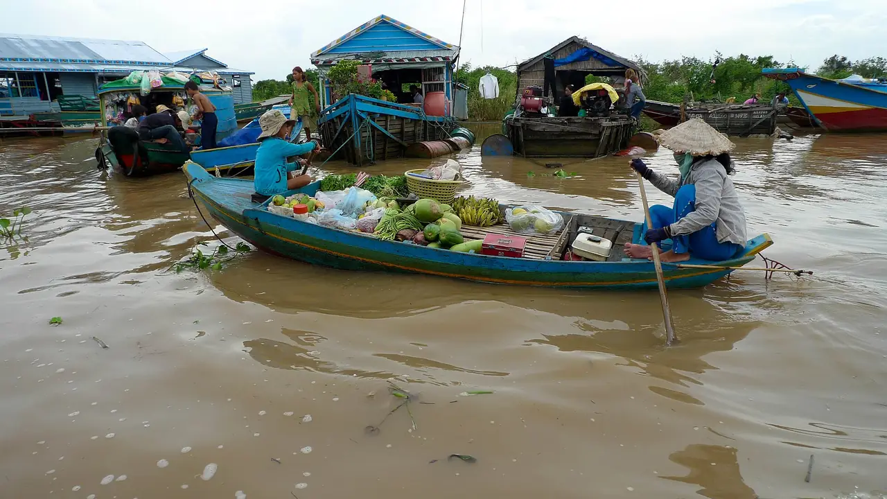 หมู่บ้านลอยน้ำที่ทะเลสาบโตนเลสาบ ใกล้เสียมเรียบ