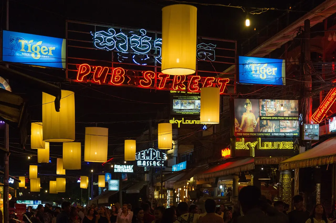 Pub Street ตอนค่ำในย่านตลาดเก่า