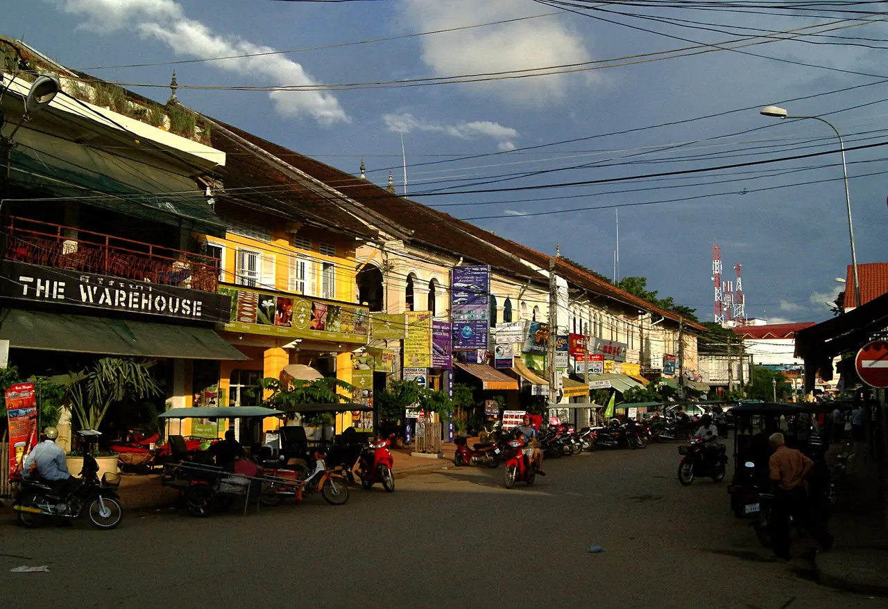 ตึกสไตล์ฝรั่งเศสเก่าในย่านตลาดเก่า