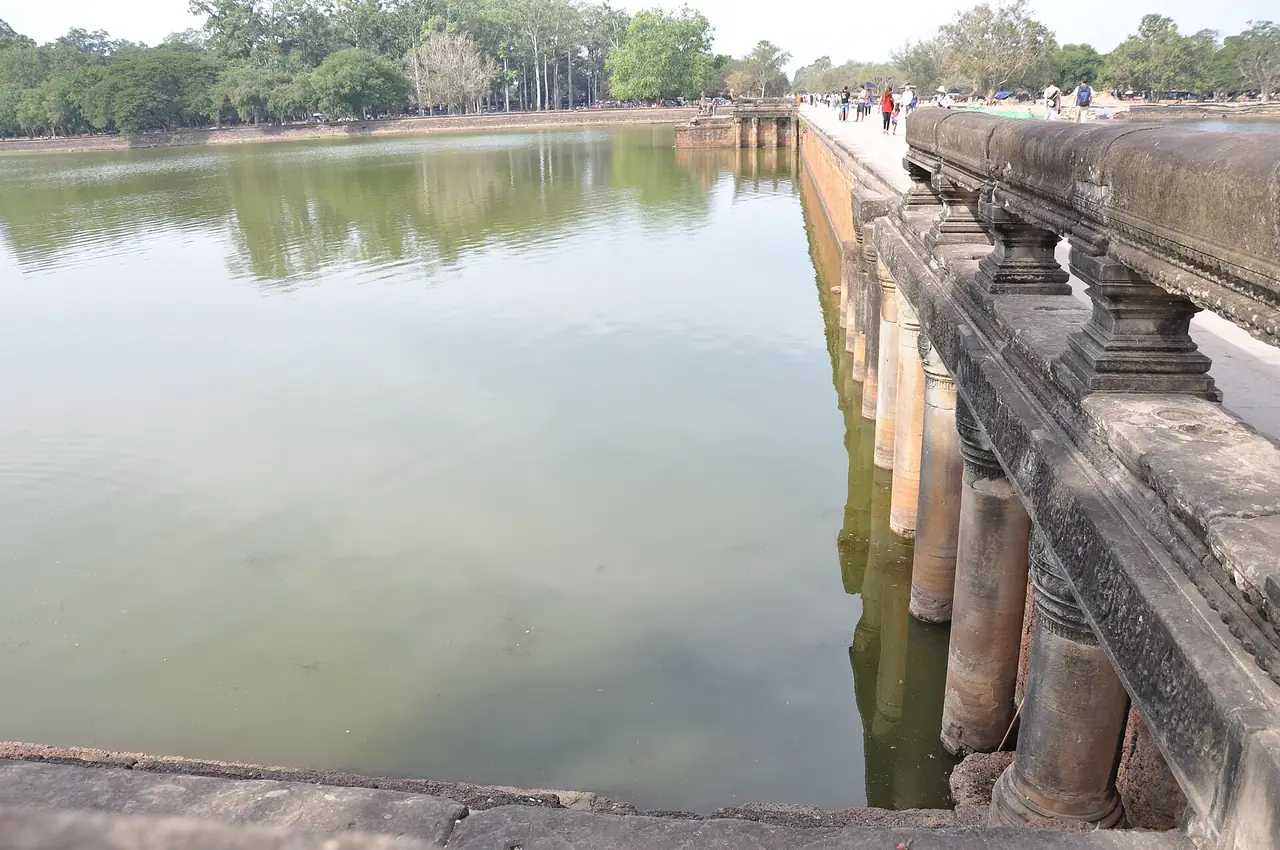 ทางเดินหินทรายด้านตะวันตกของนครวัด ที่ APSARA ระบุว่ายาว 200 เมตร