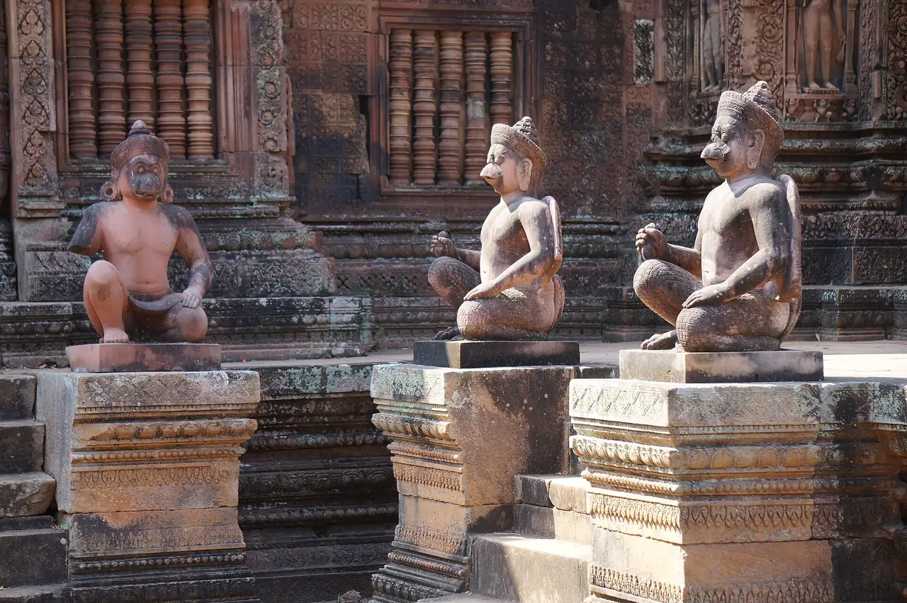 ซุ้มและรูปเทพผู้พิทักษ์ที่บันเตียยสรี ตามคำบรรยายภาพต้นฉบับ
