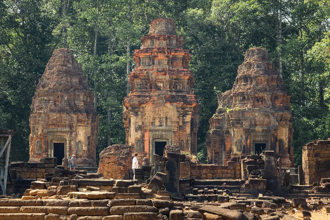 พระโค (Preah Ko) ปราสาทหอก่ออิฐในกลุ่มโรลัวะ