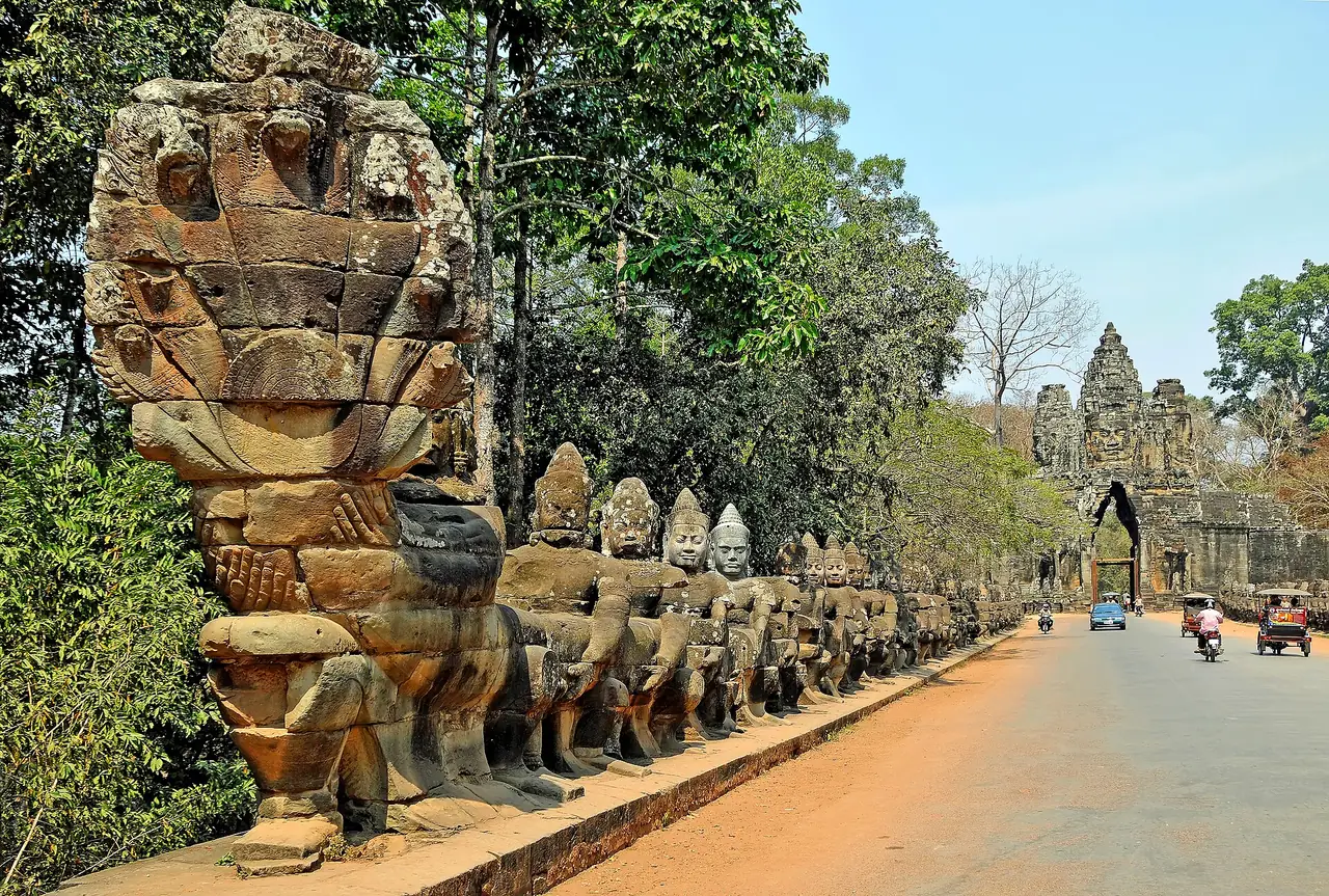 ทางเดินประตูใต้ของนครธม มีรูปเทวดาและอสูรจับพญานาคสองข้าง