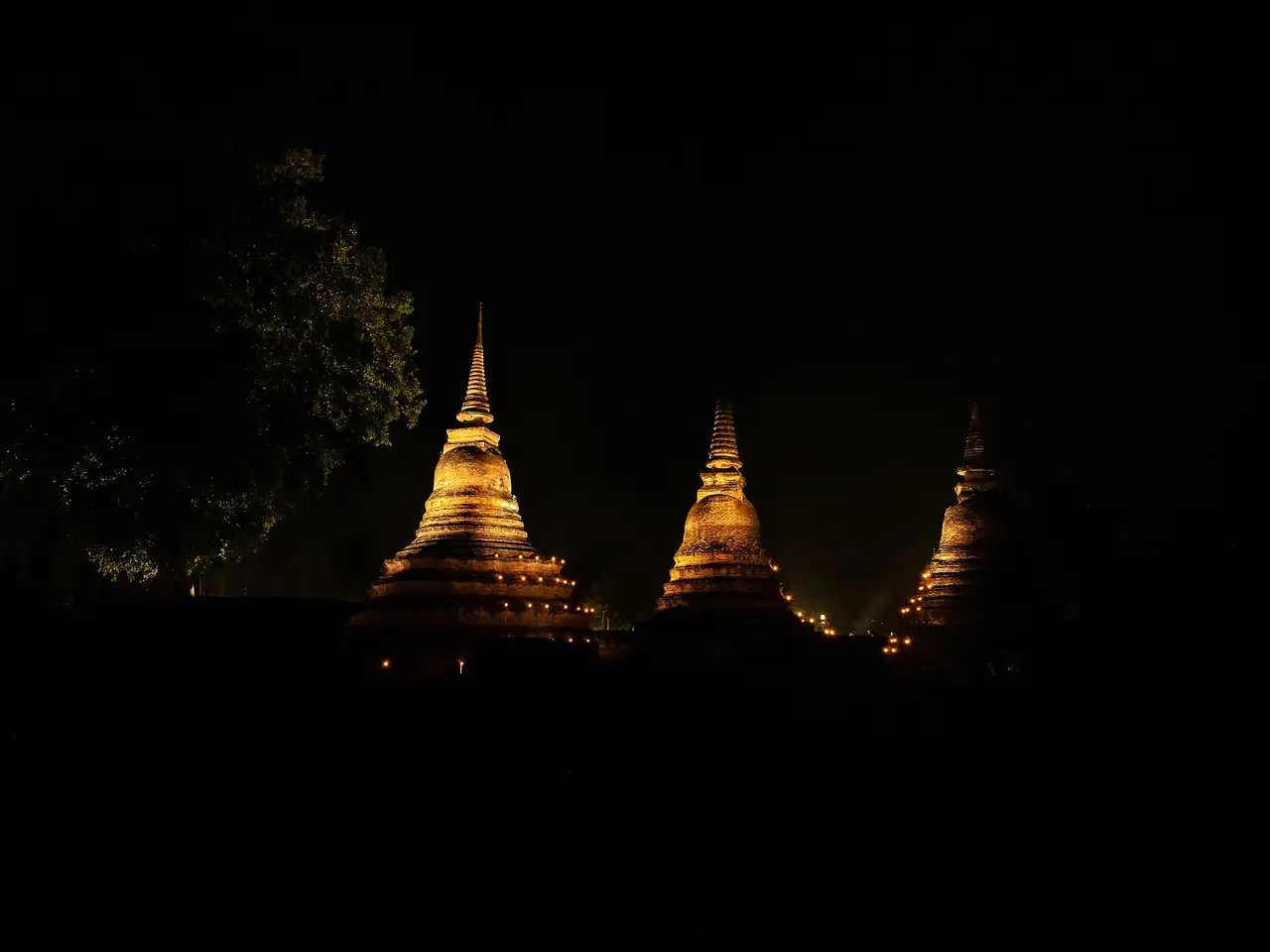 ภาพถ่ายช่วงเทศกาลลอยกระทงที่อุทยานประวัติศาสตร์สุโขทัย ผู้ถ่ายตั้งชื่อภาพว่า Eternal light of Loy Krathong ภาพถ่ายจาก Wikimedia Commons (CC BY-SA 4.0)