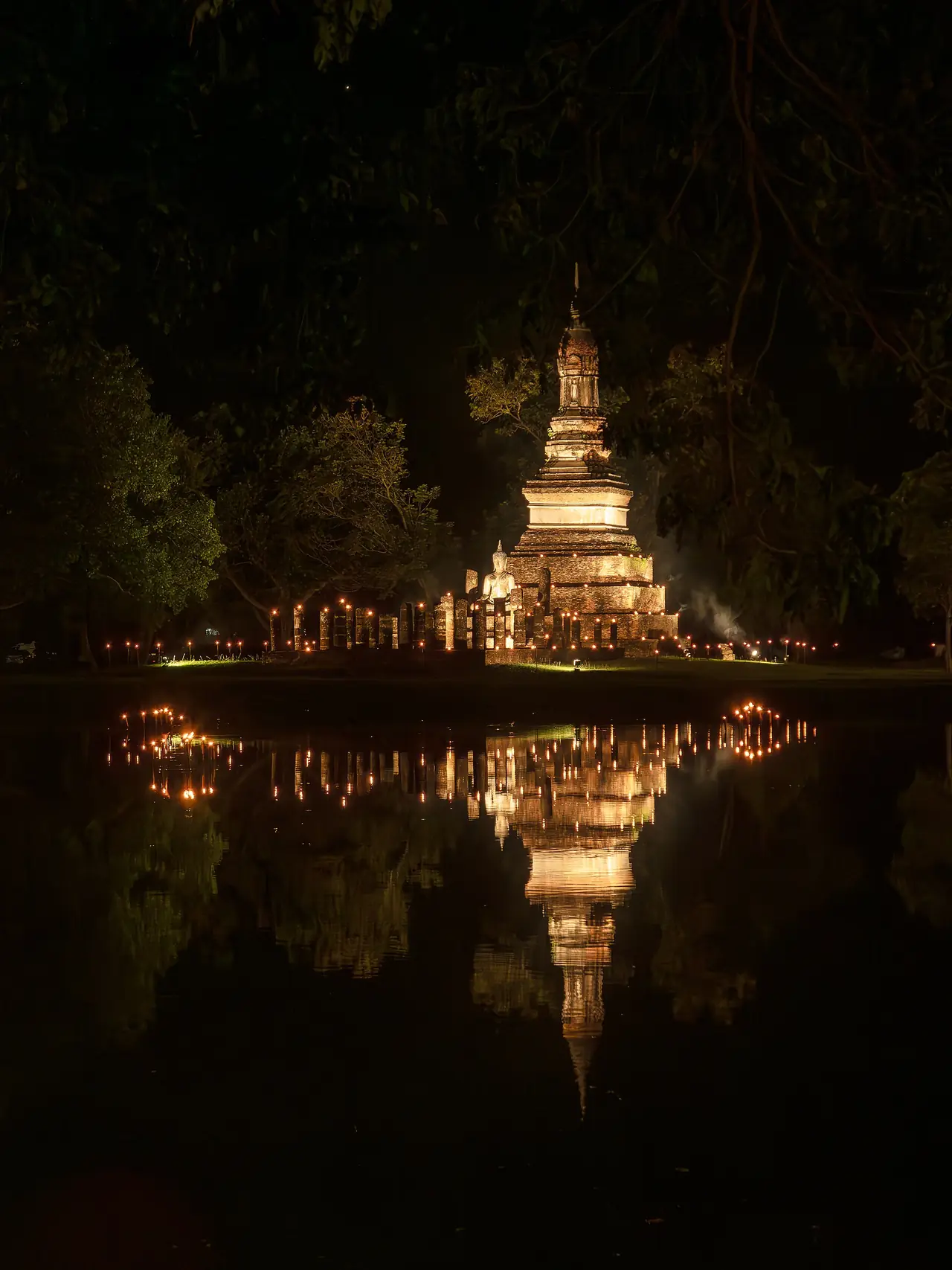 วัดตระพังเงินเมื่อประดับไฟช่วงลอยกระทง ภาพถ่ายจาก Wikimedia Commons (CC BY-SA 4.0)