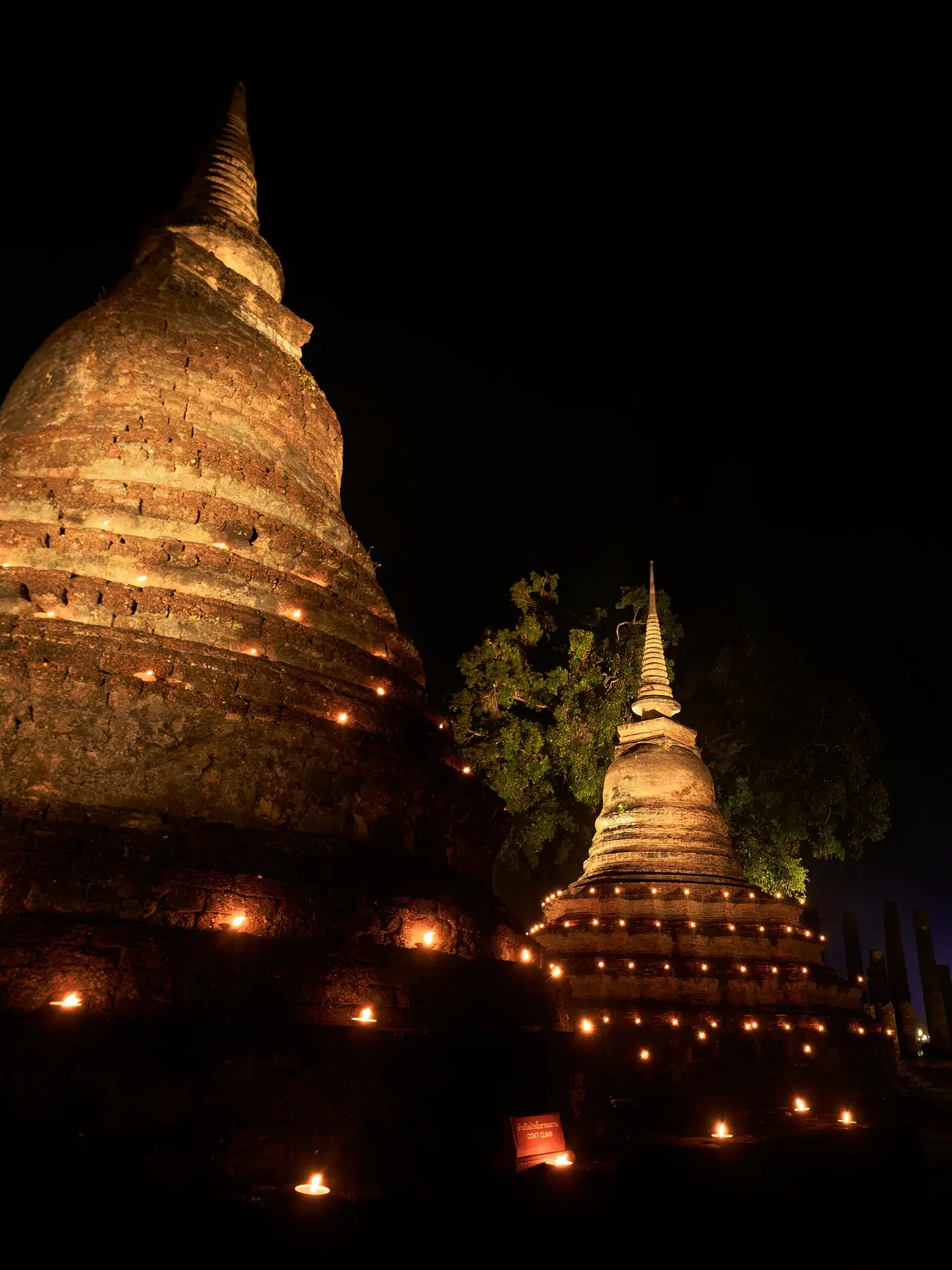 เจดีย์วัดมหาธาตุเมื่อส่องไฟ ภาพถ่ายจาก Wikimedia Commons (CC BY-SA 4.0)