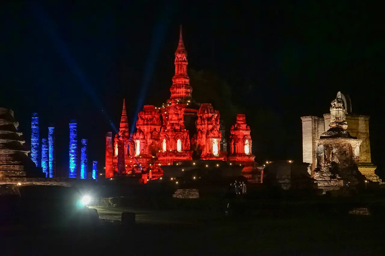 ภาพการแสดงแสงสีเสียงที่อุทยานประวัติศาสตร์สุโขทัยอีกมุมหนึ่ง ภาพถ่ายจาก Wikimedia Commons (CC BY 2.0) เป็นภาพจากงานปีก่อน ไม่ใช่ปี 2569