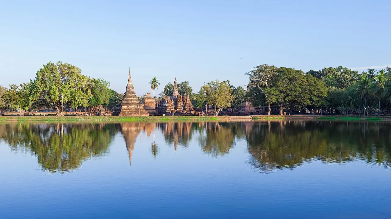เจดีย์ประธานทรงดอกบัวตูมที่วัดมหาธาตุ ใจกลางโซนชั้นใน ภาพถ่ายจาก Wikimedia Commons