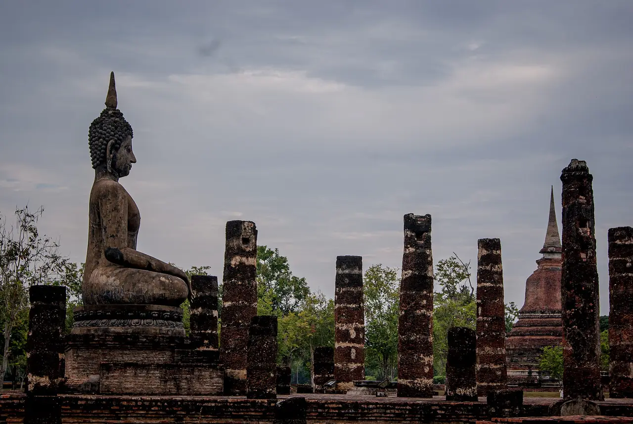 พระพุทธรูปและเจดีย์ที่วัดมหาธาตุ สุโขทัย ภาพถ่ายจาก Wikimedia Commons
