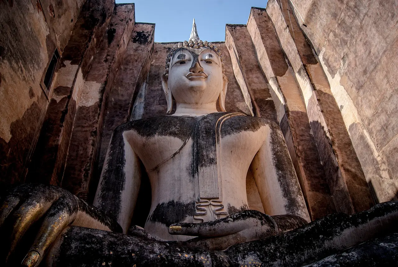 พระอจนะในมณฑปวัดศรีชุม สุโขทัย ภาพถ่ายจาก Wikimedia Commons